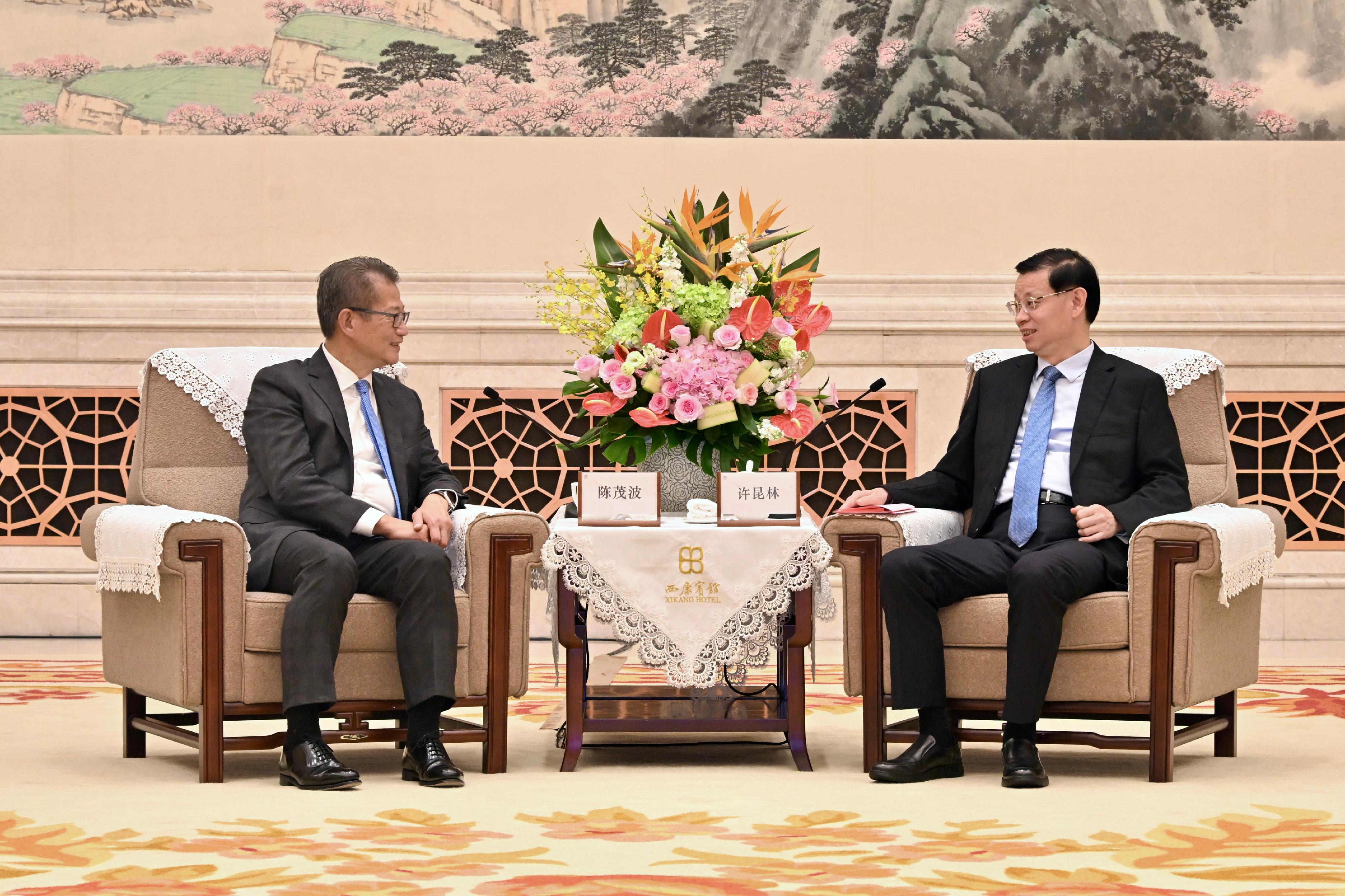 The Financial Secretary, Mr Paul Chan, commenced his visit programme in Nanjing today (August 28). Photo shows Mr Chan (left) meeting with the Governor of Jiangsu Province, Mr Xu Kunlin (right).
