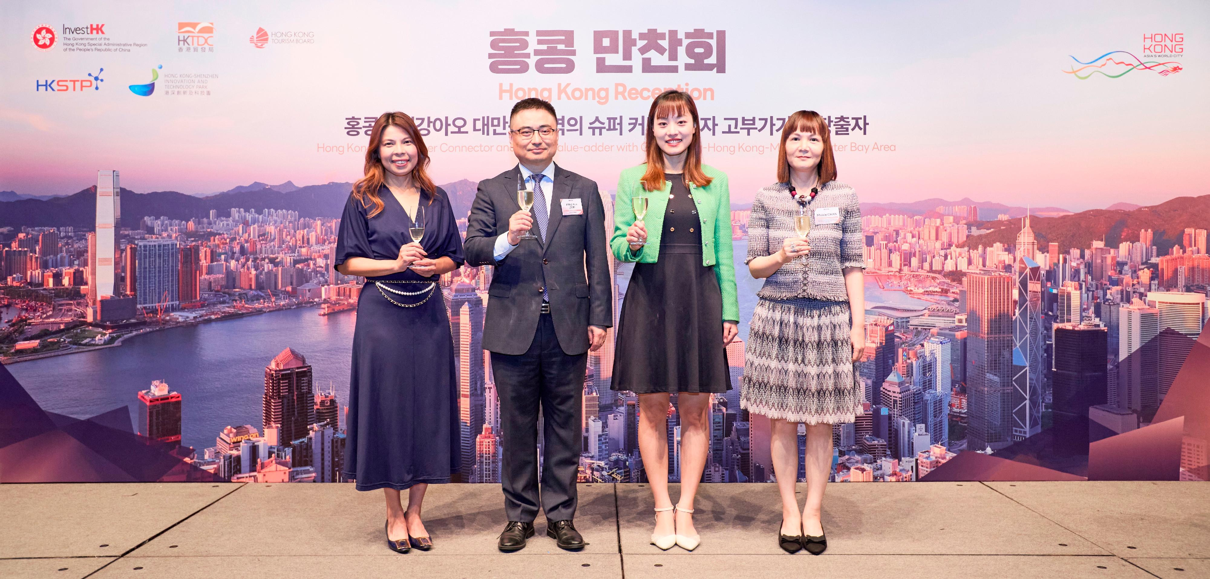 The Hong Kong Economic and Trade Office (Tokyo) held a reception in Seoul, Korea, today (August 28).  Photo shows (from left) the Principal Hong Kong Economic and Trade Representative (Tokyo), Miss Winsome Au; Charge d'Affaires of the Embassy of the People Republic of China In the Republic of Korea, Mr Fang Kun; the Under Secretary for Innovation, Technology and Industry, Ms Lillian Cheong; and the Commissioner for the Development of the Guangdong Hong Kong-Macao Greater Bay Area, Ms Maisie Chan.