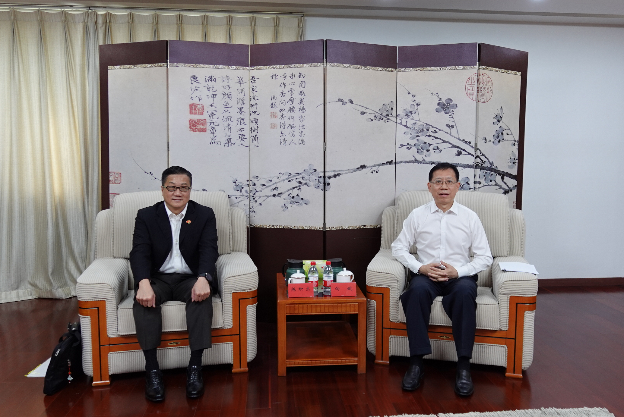 The Ombudsman, Mr Jack Chan (left), yesterday (August 27) paid a courtesy call on the Hong Kong and Macao Affairs Office of the State Council, and met and exchanged views with Member of the Office Leadership, Mr Xiang Bin (right) in Beijing.