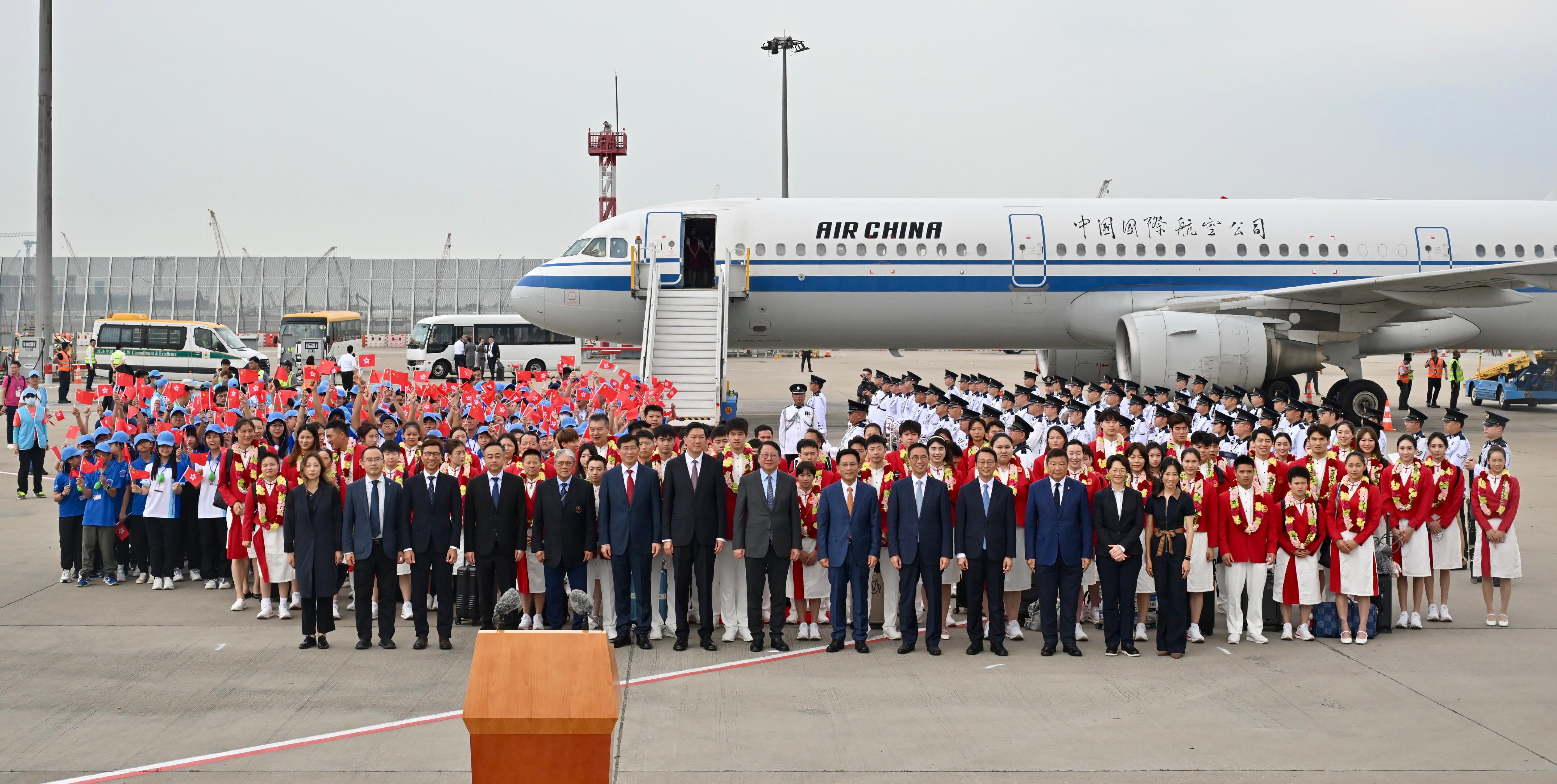 二○二四年巴黎奥运会内地奥运健儿代表团今日（八月二十九日）抵港，展开为期三日的访问活动。图示团长、国家体育总局局长高志丹（前排左七）、政务司司长陈国基（前排右七）、文化体育及旅游局局长杨润雄（前排右五）、康乐及文化事务署署长刘明光（前排右四）、中央人民政府驻香港特别行政区联络办公室秘书长王松苗（前排右六）和中国香港体育协会暨奥林匹克委员会会长霍震霆（前排左五）与代表团成员合照。