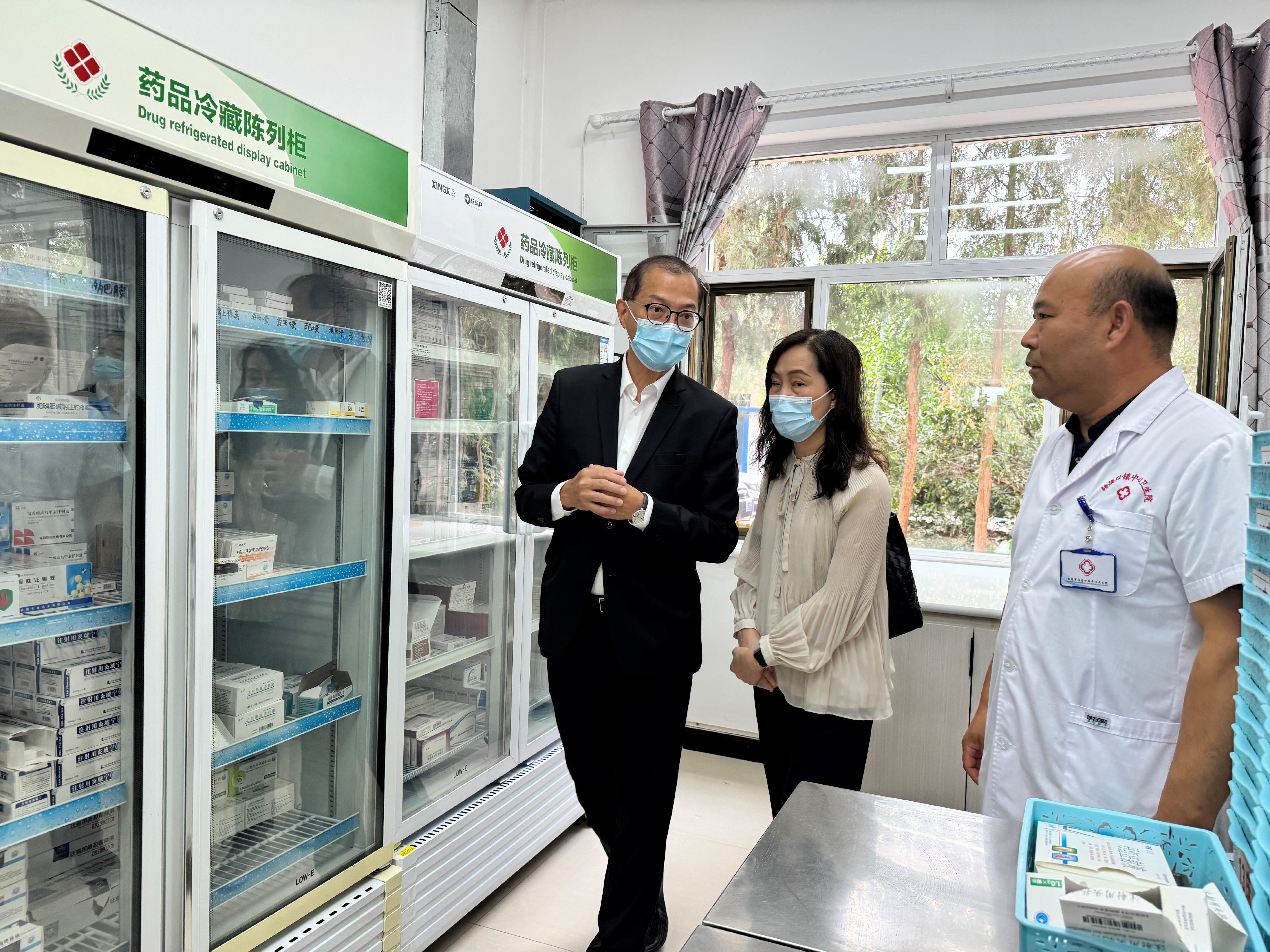 The Secretary for Health, Professor Lo Chung-mau (first left), and the Secretary for Social Affairs and Culture of the Macao Special Administrative Region Government, Ms Ao Ieong U (centre), visited the pharmacy of the Zhuanqukou Community Health Center of Dunhuang City yesterday (August 28).
