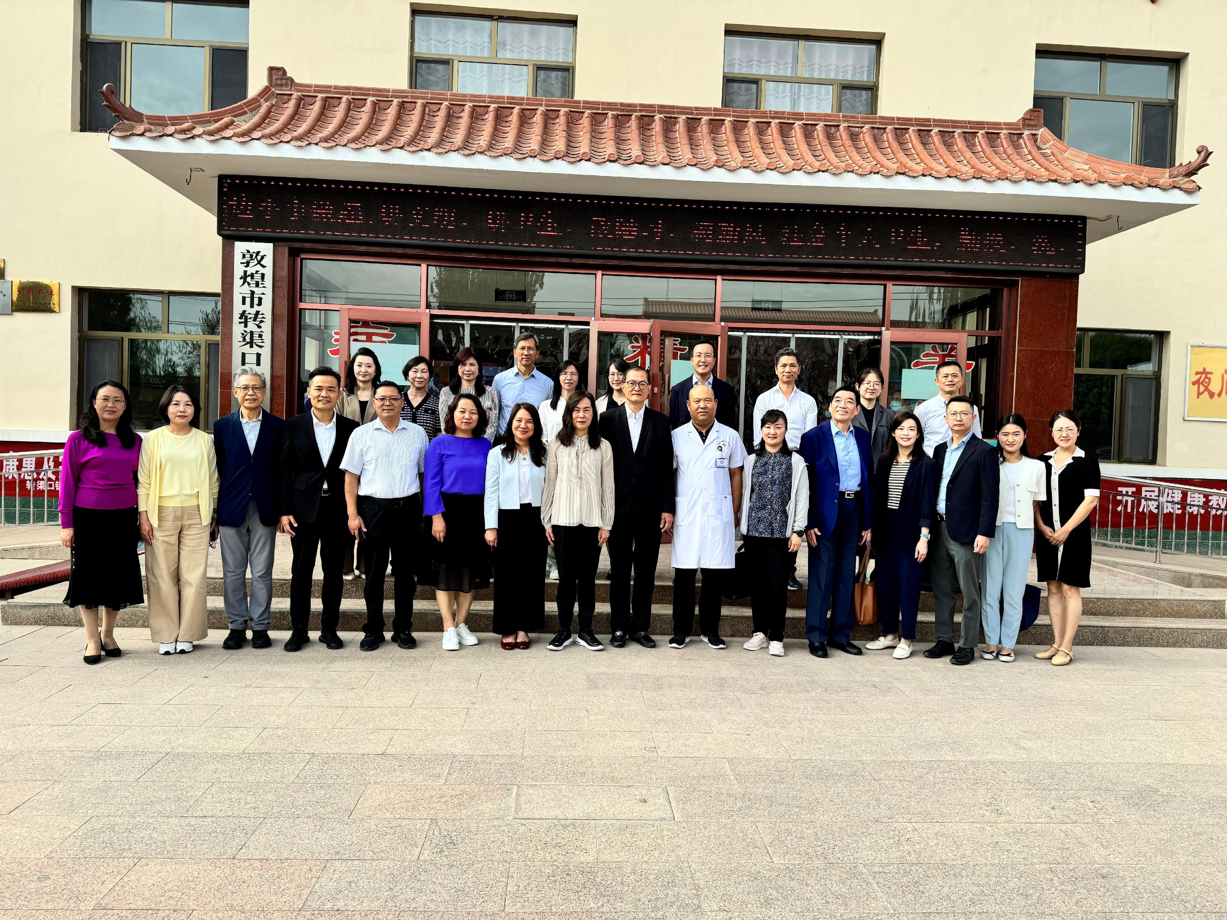 The Secretary for Health, Professor Lo Chung-mau, and his delegation visited the Zhuanqukou Community Health Center of Dunhuang City yesterday (August 28). Photo shows Professor Lo (front row, eighth right); the Secretary for Social Affairs and Culture of the Macao Special Administrative Region Government, Ms Ao Ieong U (front row, eighth left); Deputy Secretary for Health Ms Elaine Mak (front row, fourth right); the Chairman of the Hospital Authority, Mr Henry Fan (front row, fifth right), and other attendees.
