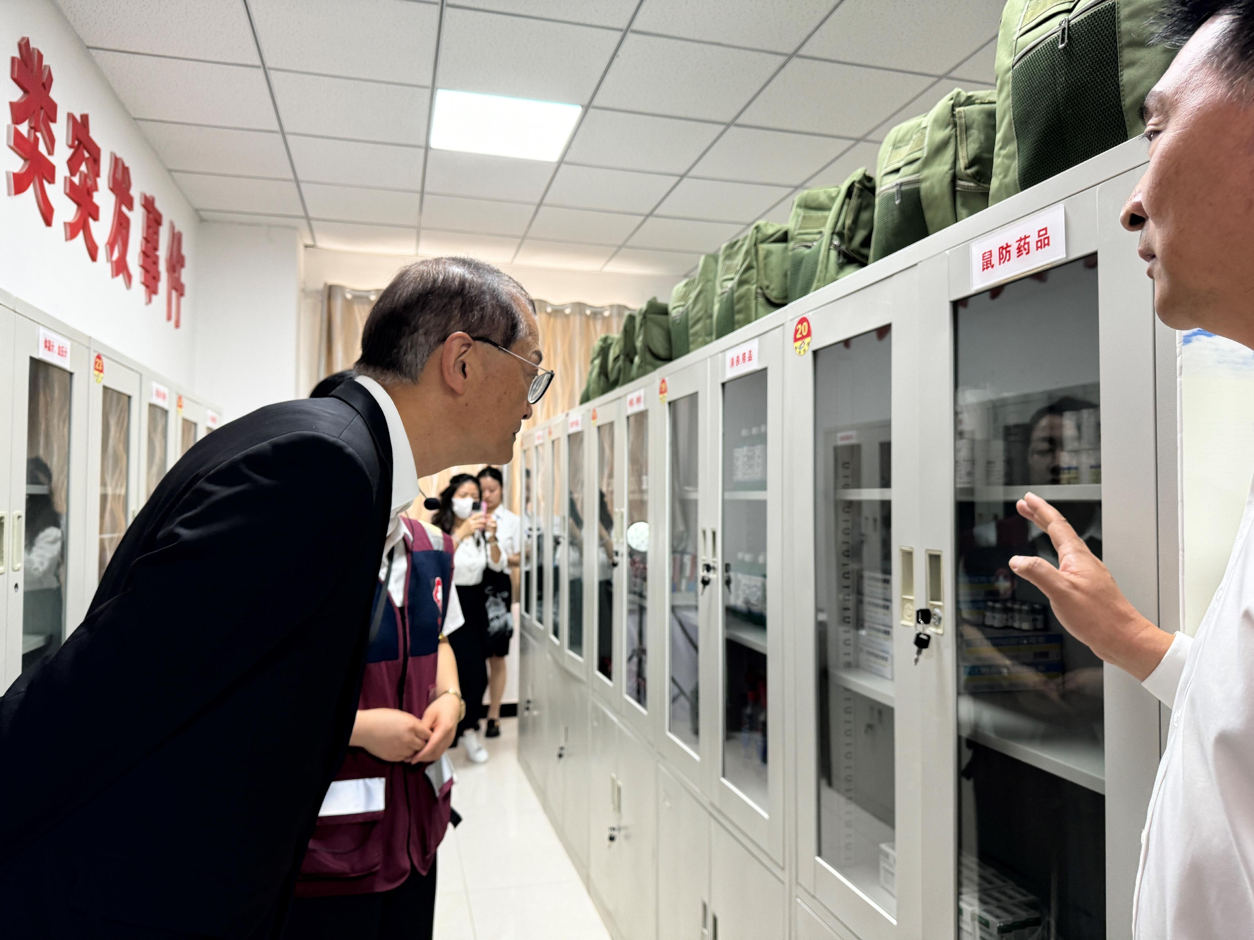 The Secretary for Health, Professor Lo Chung-mau (left), led a delegation to visit the Disease Control and Prevention Center of Dunhuang City in Gansu Province yesterday (August 28), and learned about the disease control and prevention equipment at the Center.
