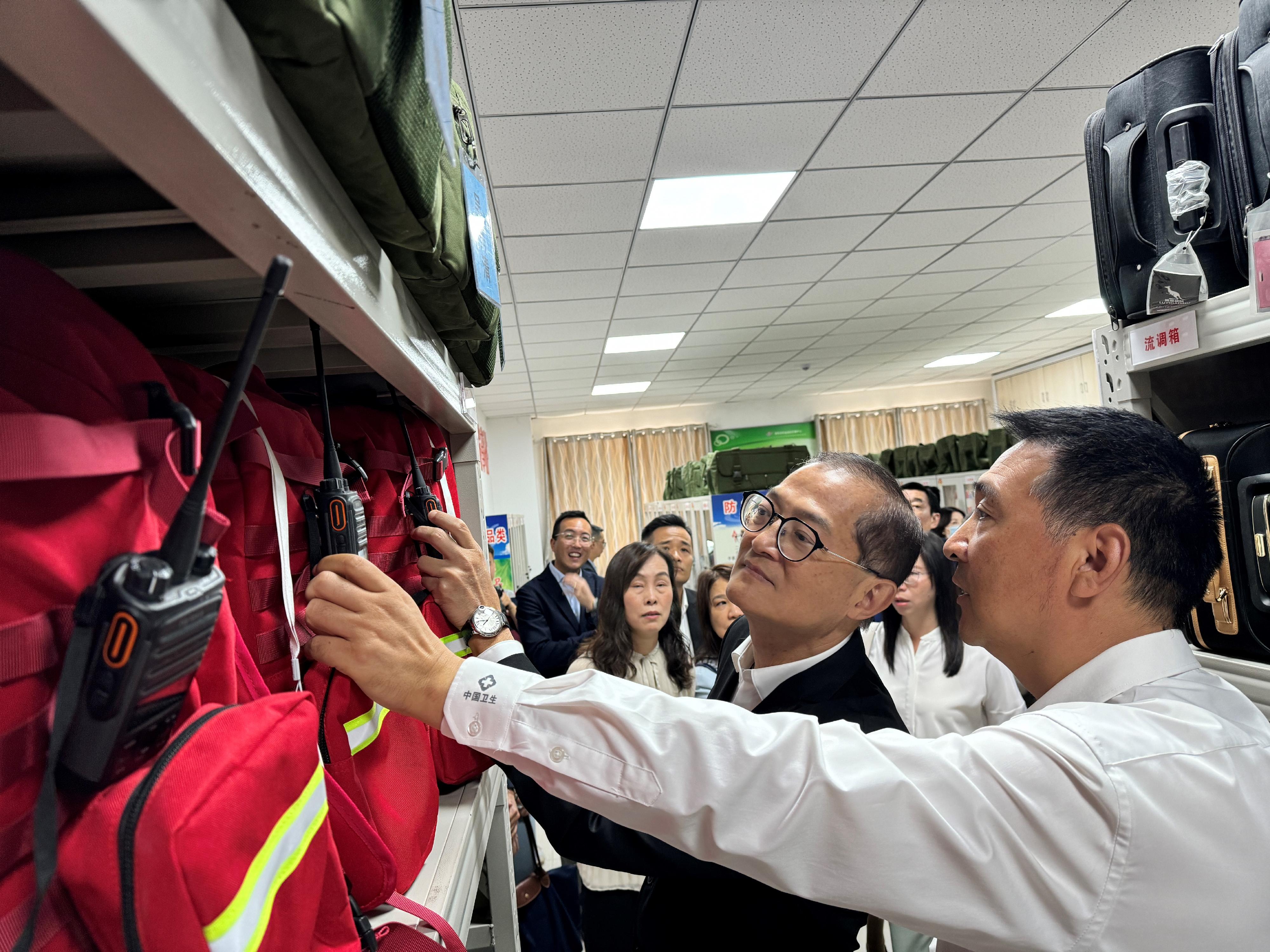 The Secretary for Health, Professor Lo Chung-mau (front row, left), led a delegation to visit the Disease Control and Prevention Center of Dunhuang City in Gansu Province yesterday (August 28), and learned about the disease control and prevention equipment at the Center.
