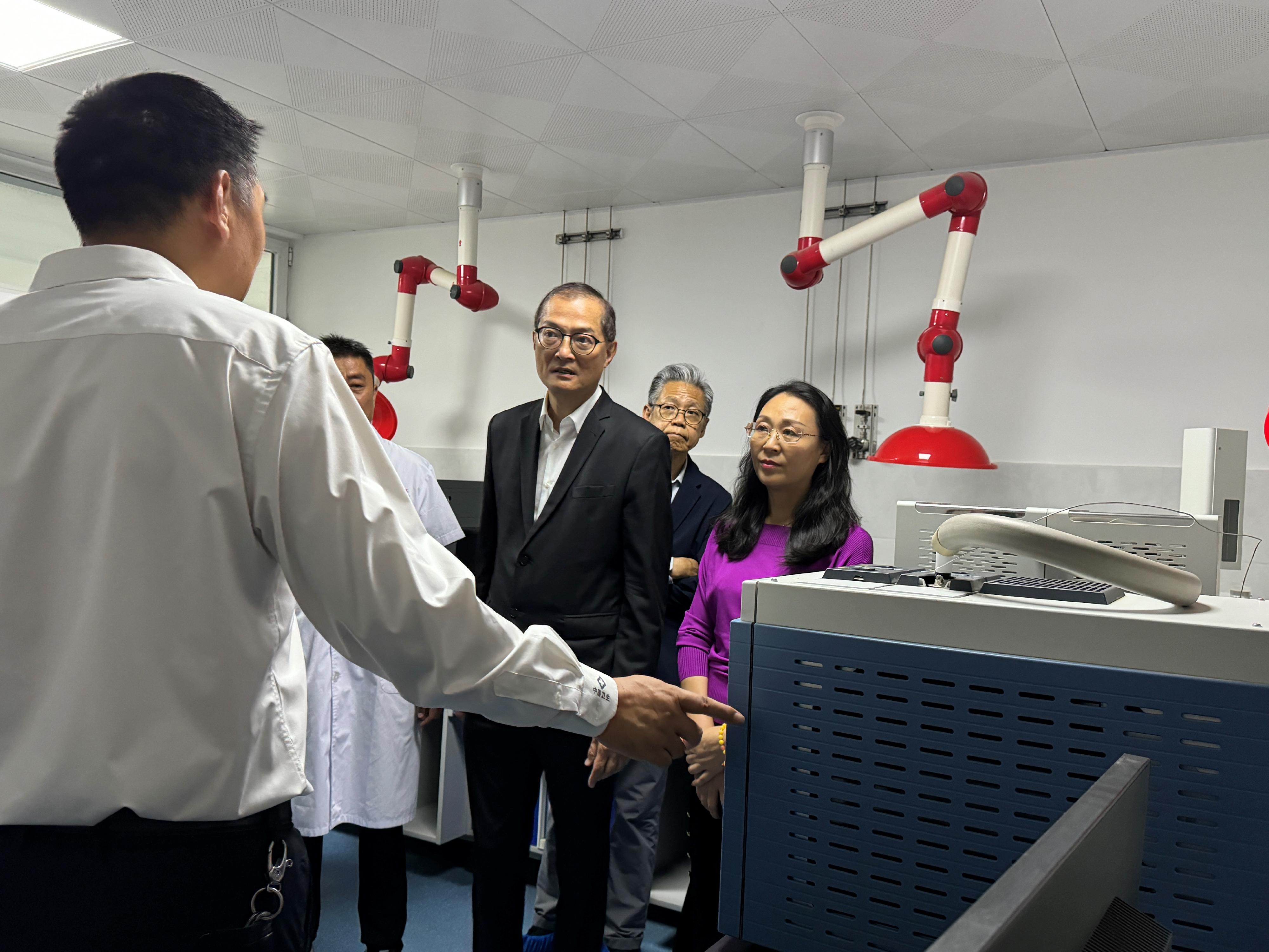 The Secretary for Health, Professor Lo Chung-mau, led a delegation to visit the Disease Control and Prevention Center of Dunhuang City in Gansu Province yesterday (August 28). Photo shows Professor Lo (centre) and the Secretary for Social Affairs and Culture of the Macao Special Administrative Region Government, Ms Ao Ieong U (first right), learning about the laboratory equipment at the Center.
