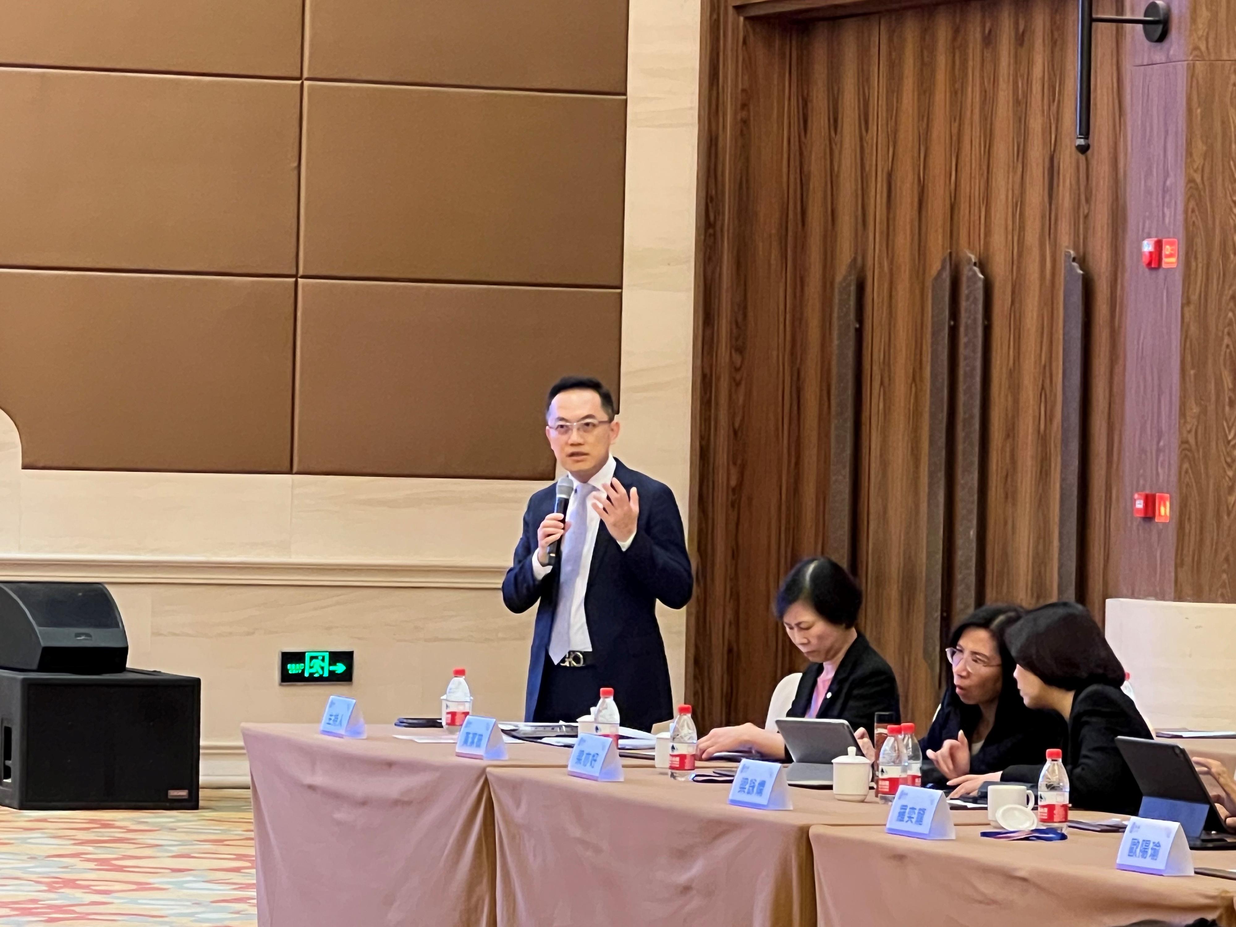 The Secretary for Health, Professor Lo Chung-mau, led a delegation to attend the 19th Joint Meeting of Senior Health Officials of the Mainland, Hong Kong and Macao in Dunhuang, Gansu Province, today (August 29). Photo shows the Director of Health, Dr Ronald Lam (first left), moderating the discussion on the topic of advancing innovation and development in healthcare technology this afternoon.