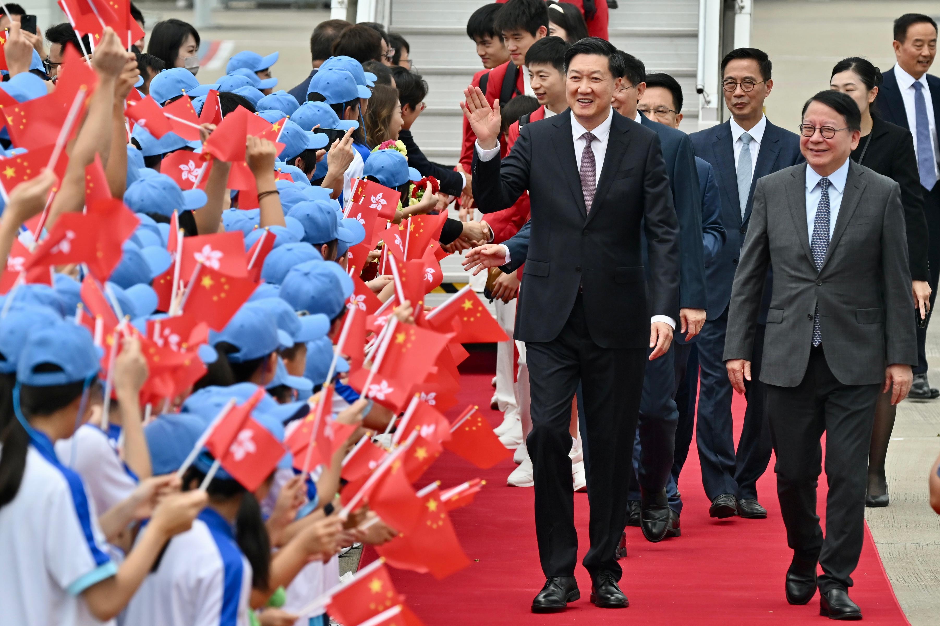 二○二四年巴黎奥运会内地奥运健儿代表团今日（八月二十九日）由团长、国家体育总局局长高志丹（前排右二）率领抵港访问三天。图示政务司司长陈国基（前排右一）在香港国际机场欢迎代表团访港。