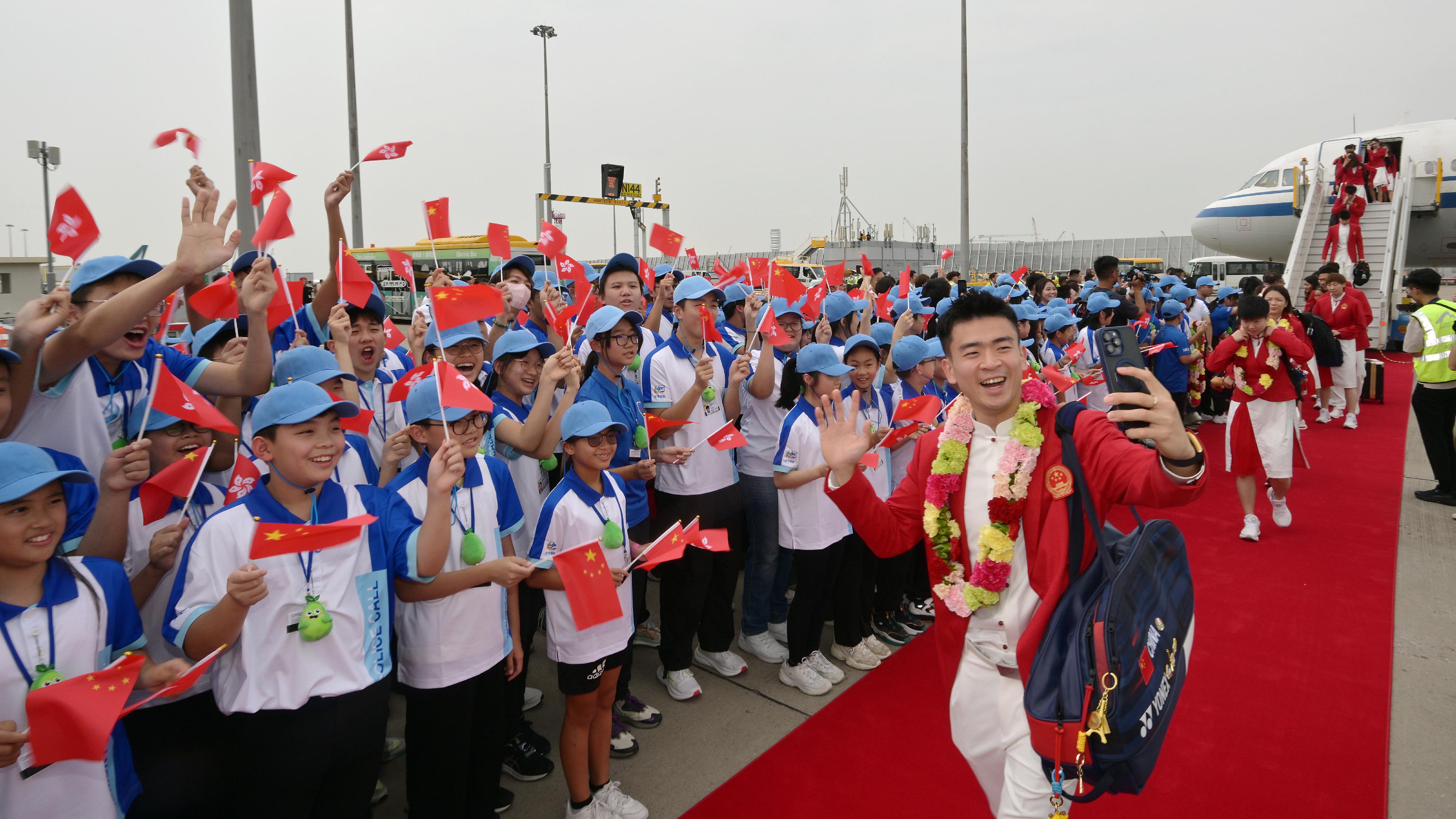 二○二四年巴黎奥运会内地奥运健儿代表团今日（八月二十九日）由团长、国家体育总局局长高志丹率领抵港访问三天。图示代表团抵达香港国际机场时受在场人士热烈欢迎。