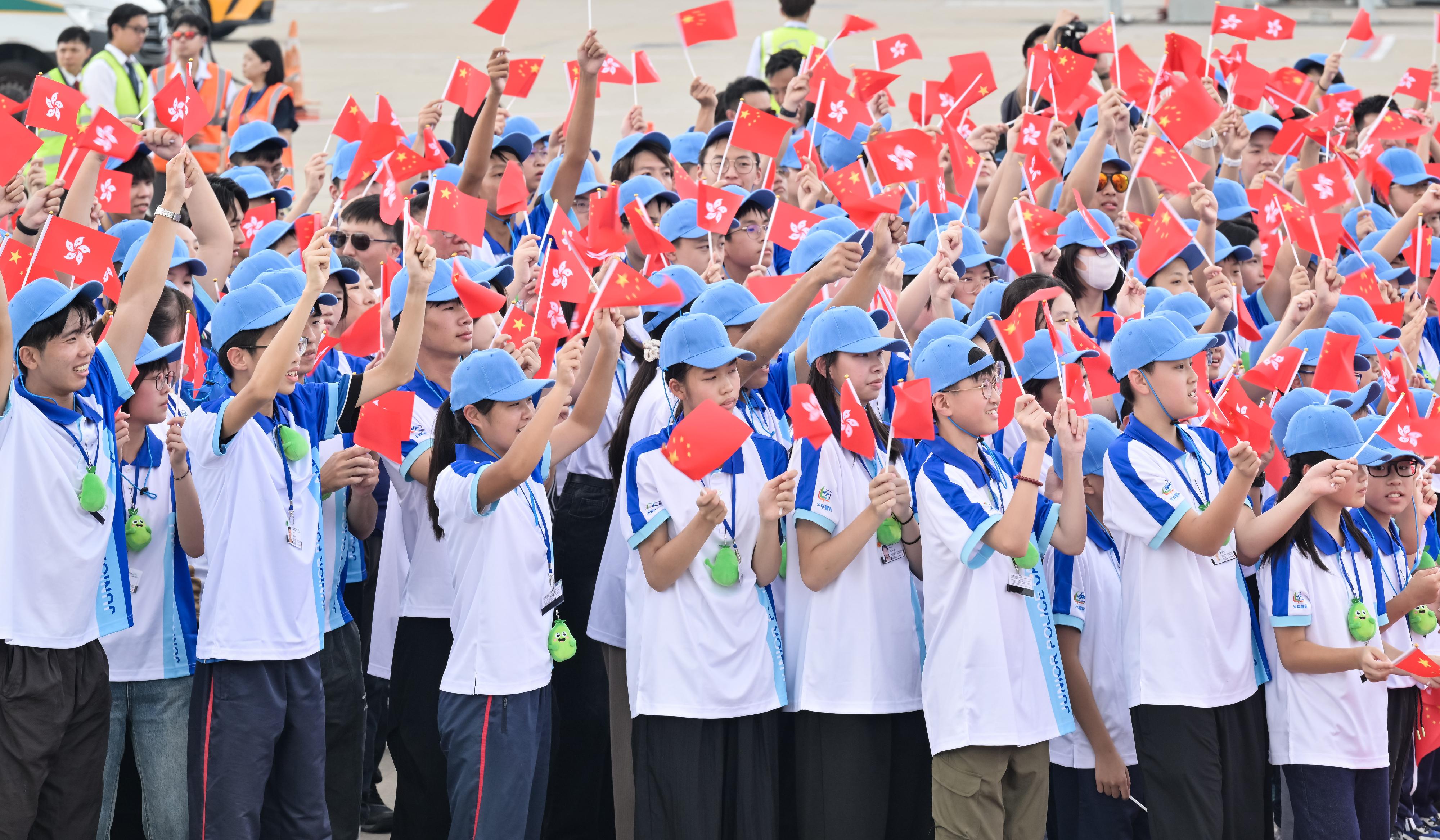 二○二四年巴黎奥运会内地奥运健儿代表团今日（八月二十九日）由团长、国家体育总局局长高志丹率领抵港访问三天。图示小孩在香港国际机场夹道欢迎代表团。