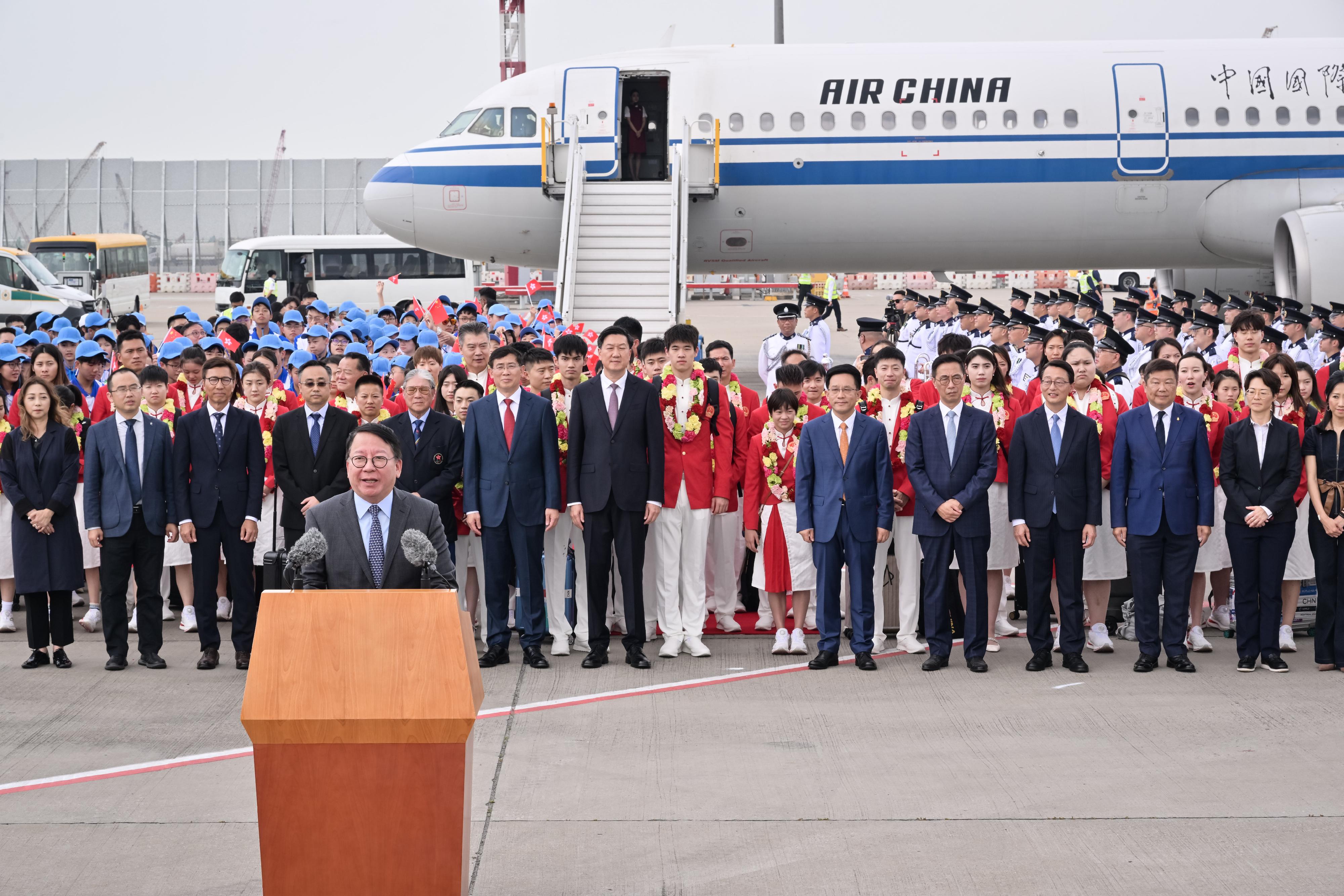 二○二四年巴黎奥运会内地奥运健儿代表团今日（八月二十九日）由团长、国家体育总局局长高志丹率领抵港访问三天。图示政务司司长陈国基（前）在香港国际机场举行的欢迎仪式致辞。