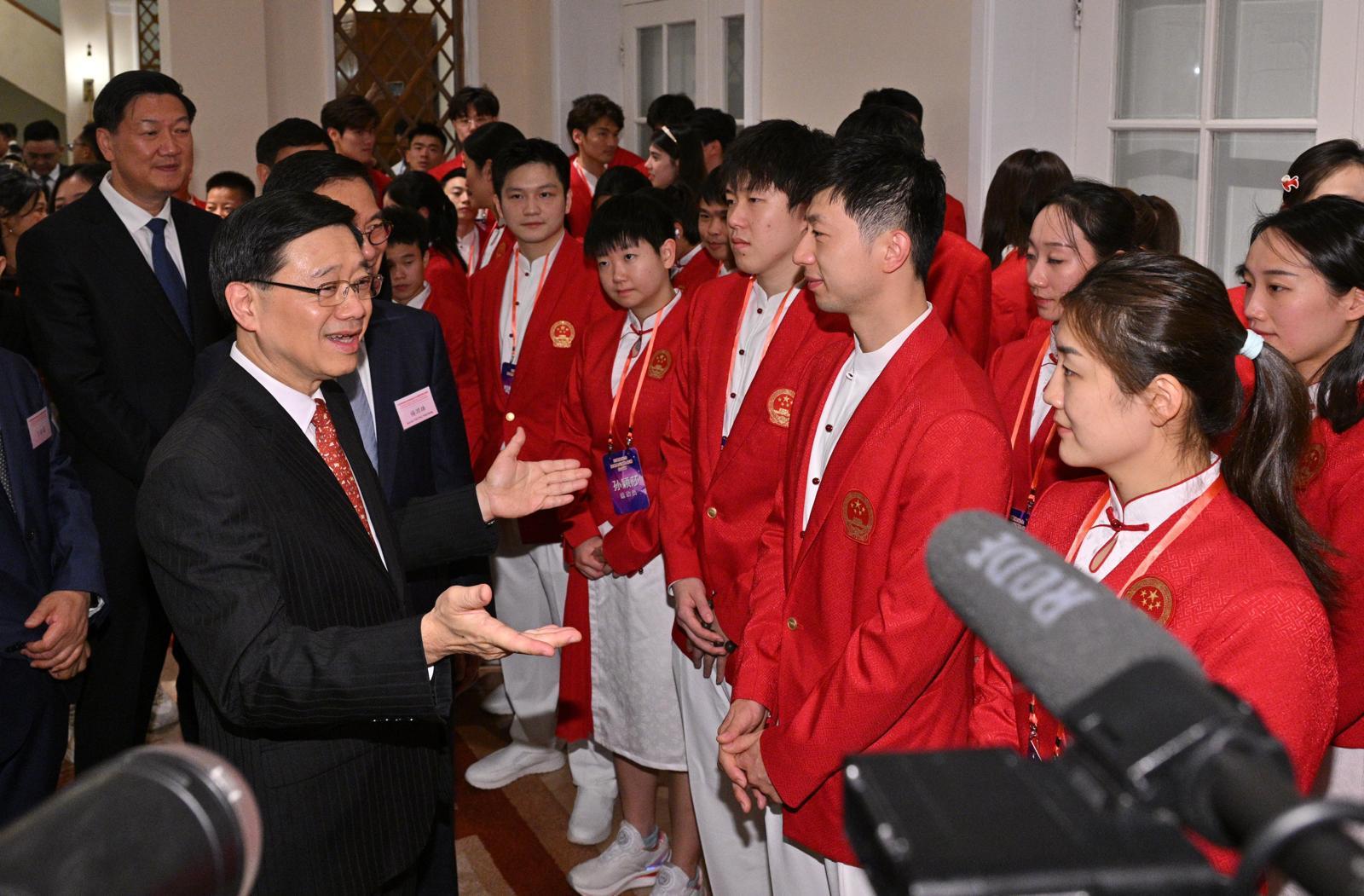 行政长官李家超今日（八月二十九日）在礼宾府出席二○二四年巴黎奥运会内地奥运健儿代表团抵港欢迎会。图示李家超（左二）与代表团成员交流。