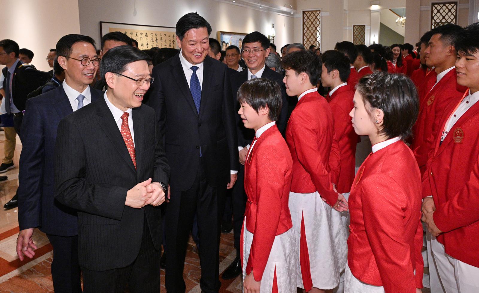 行政长官李家超今日（八月二十九日）在礼宾府出席二○二四年巴黎奥运会内地奥运健儿代表团抵港欢迎会。图示李家超（左二）与代表团成员交流。