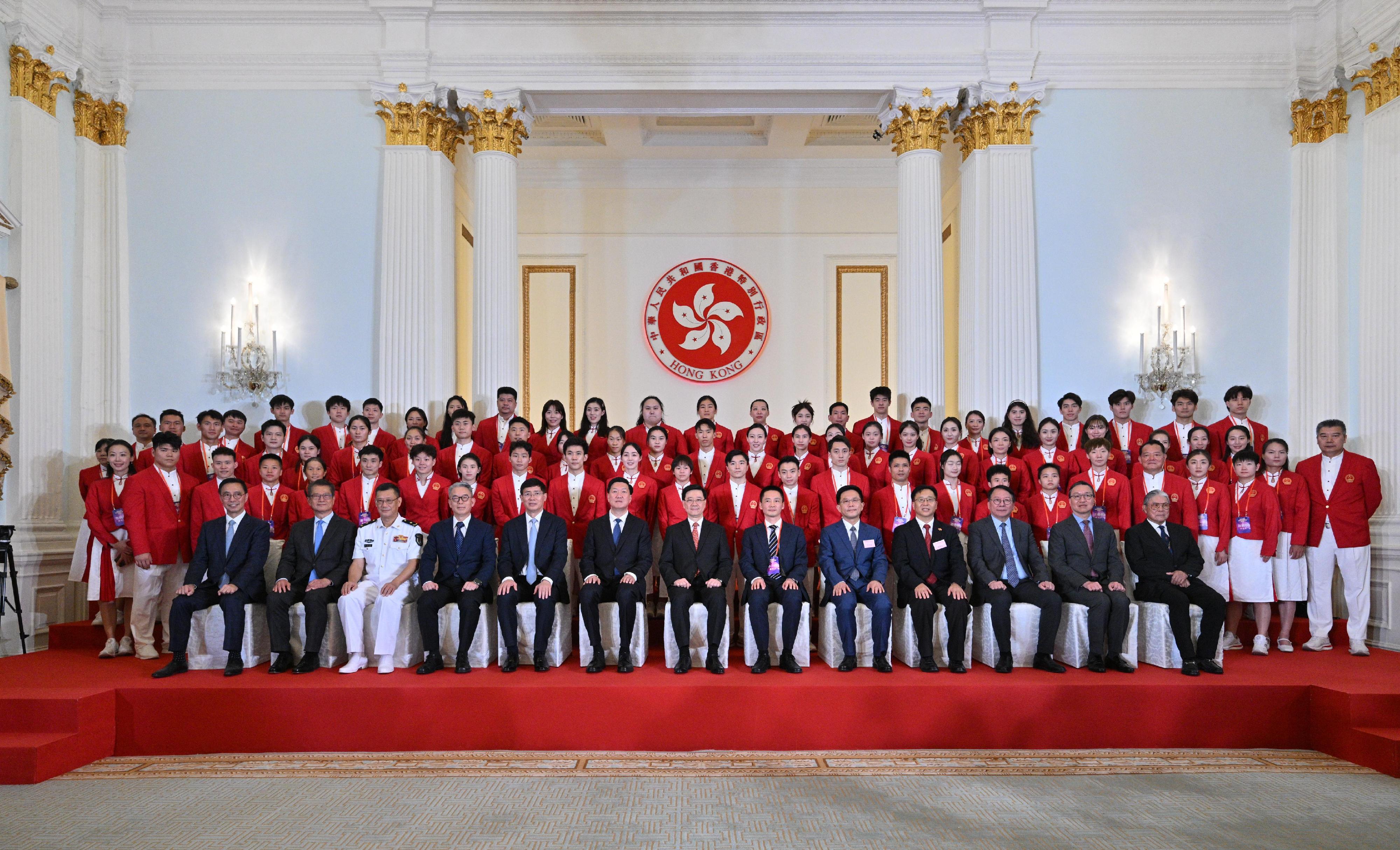 行政长官李家超今日（八月二十九日）在礼宾府出席二○二四年巴黎奥运会内地奥运健儿代表团抵港欢迎会。图示（第一排左起）文化体育及旅游局局长杨润雄、财政司司长陈茂波、中国人民解放军驻香港部队政治委员赖如鑫海军少将、中央人民政府驻香港特别行政区维护国家安全公署副署长孙青野、代表团副团长、国家体育总局副局长周进强、代表团团长、国家体育总局局长高志丹、李家超、国务院港澳事务办公室四局副局长陈伟、中央人民政府驻香港特别行政区联络办公室秘书长王松苗、外交部驻香港特别行政区特派员公署特派员崔建春、政务司司长陈国基、律政司司长林定国资深大律师、中国香港体育协会暨奥林匹克委员会会长霍震霆，以及代表团成员合照。