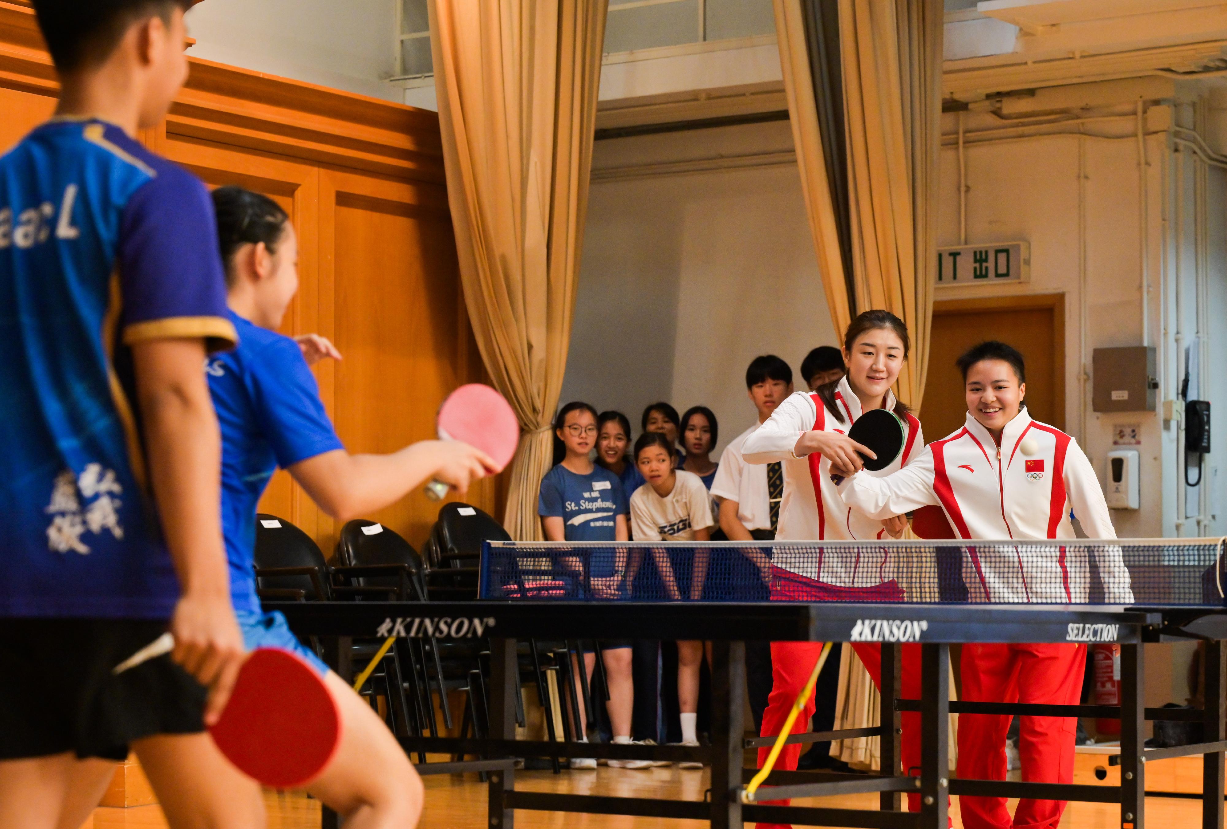 The 2024 Paris Olympic Games Mainland Olympians delegation continued their visit to Hong Kong today (August 30). Photo shows members of the delegation sharing their techniques with primary and secondary students during a session at a school.