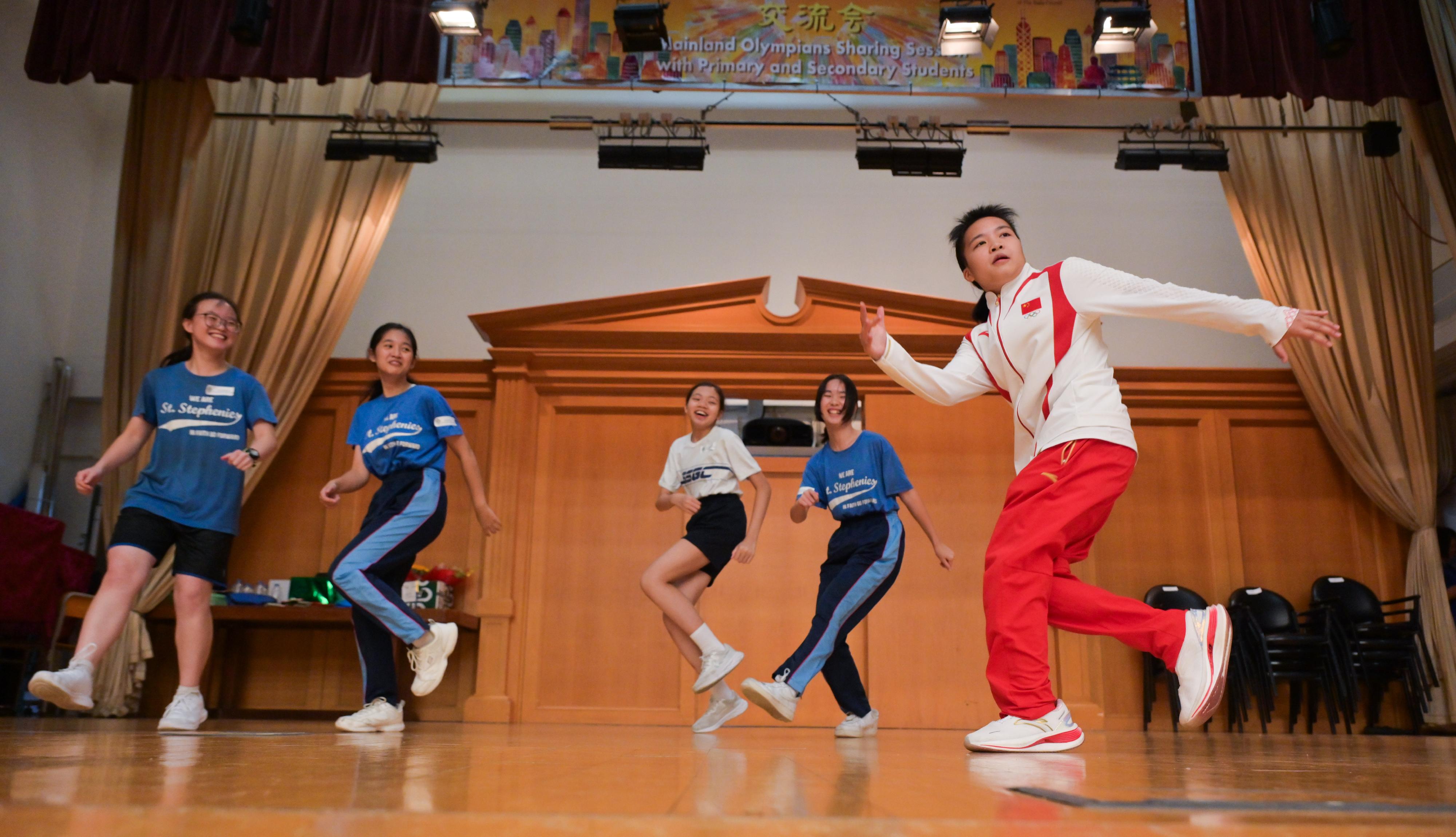 The 2024 Paris Olympic Games Mainland Olympians delegation continued their visit to Hong Kong today (August 30). Photo shows a member of the delegation sharing her techniques with primary and secondary students during a session at a school.