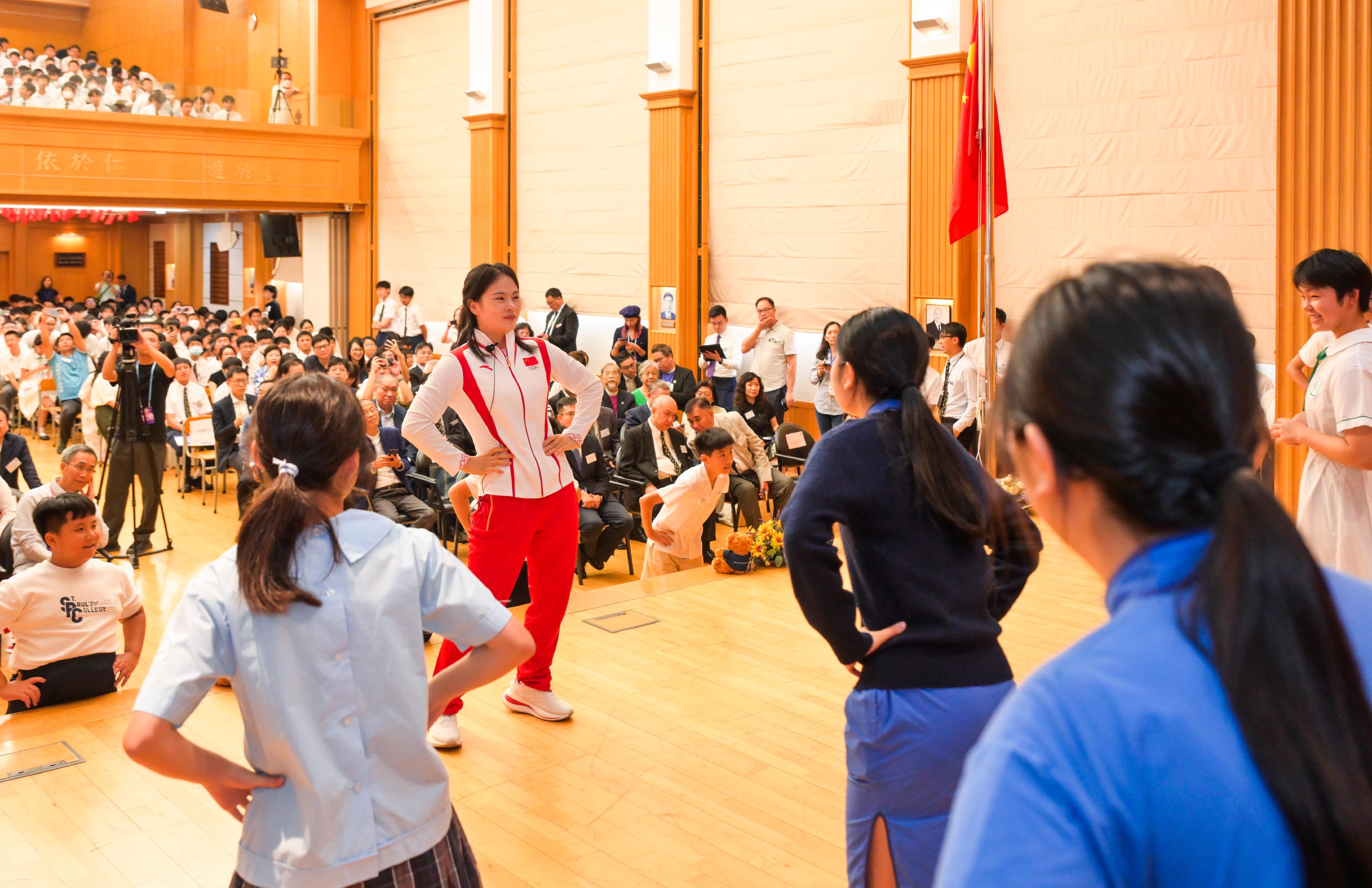 The 2024 Paris Olympic Games Mainland Olympians delegation continued their visit to Hong Kong today (August 30). Photo shows a member of the delegation interacting with primary and secondary students during a session at a school.