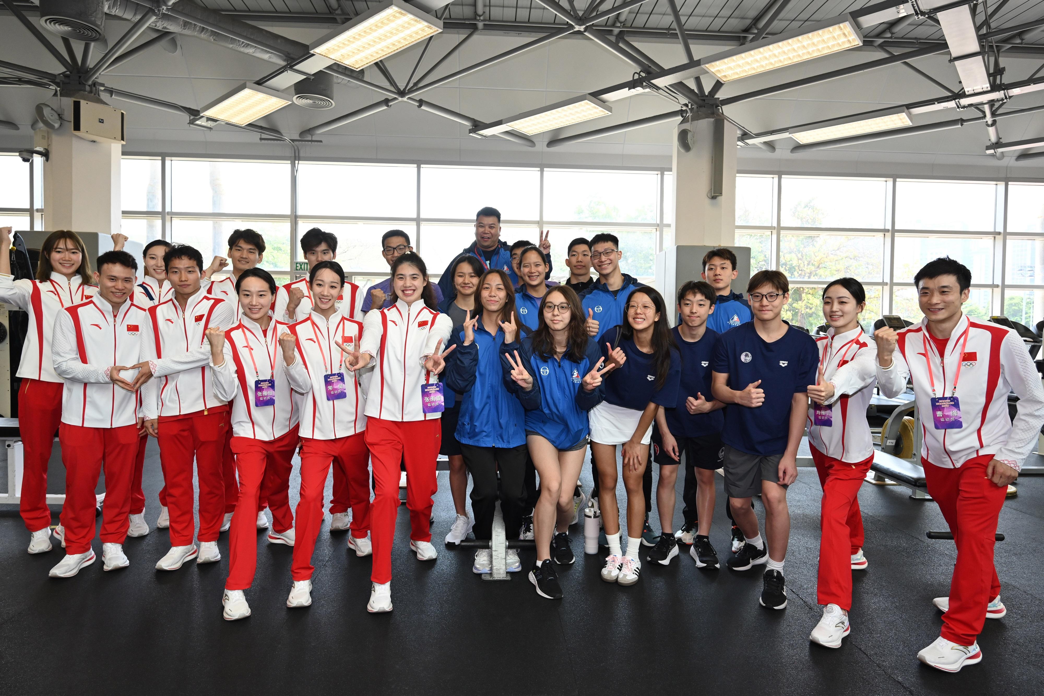 The 2024 Paris Olympic Games Mainland Olympians delegation continued their visit to Hong Kong today (August 30). Photo shows members of the delegation visiting the Hong Kong Sports Institute and interacting with local elite athletes.