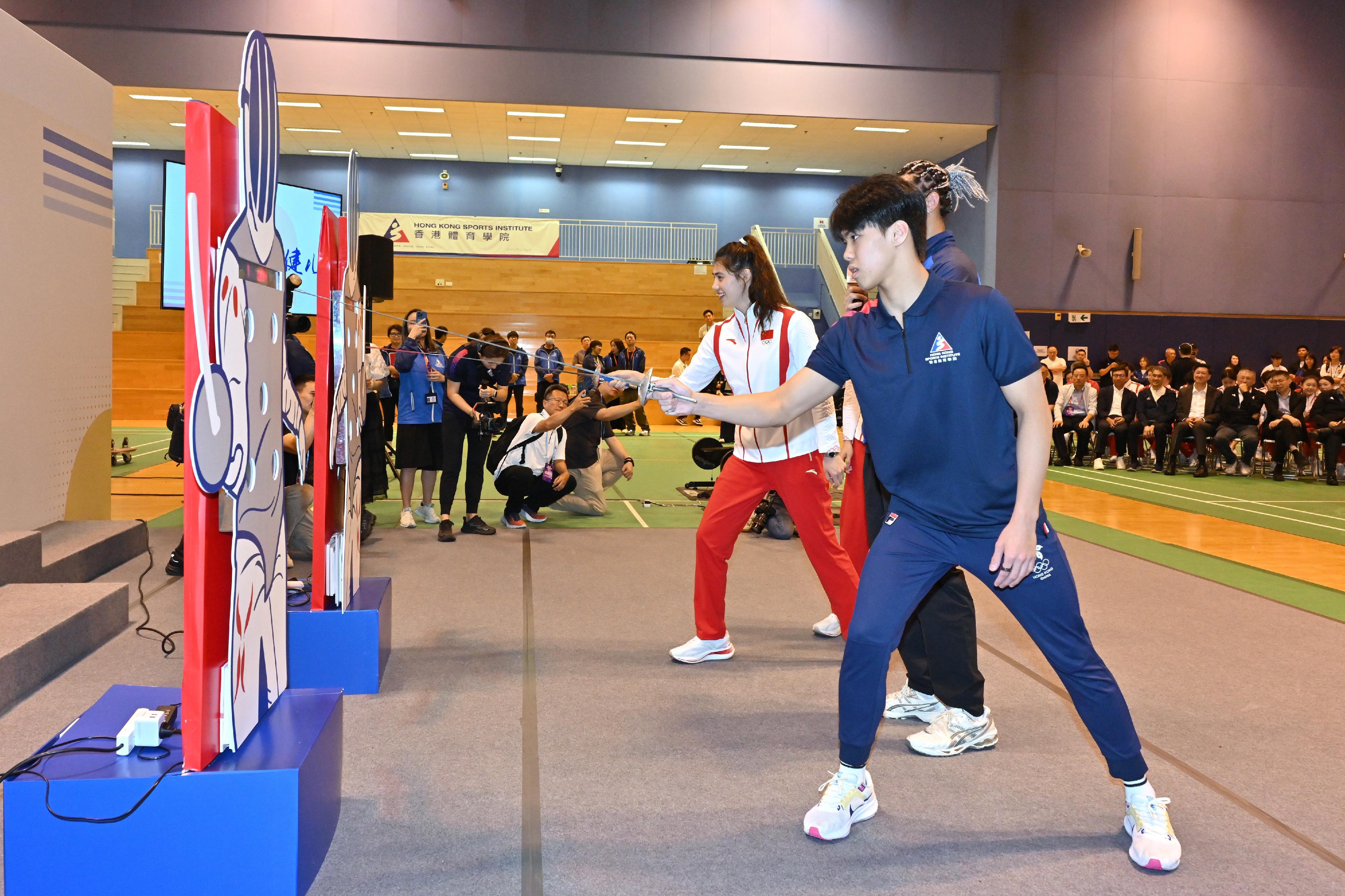 The 2024 Paris Olympic Games Mainland Olympians delegation continued their visit to Hong Kong today (August 30). Photo shows members of the delegation visiting the Hong Kong Sports Institute and interacting with local elite athletes.