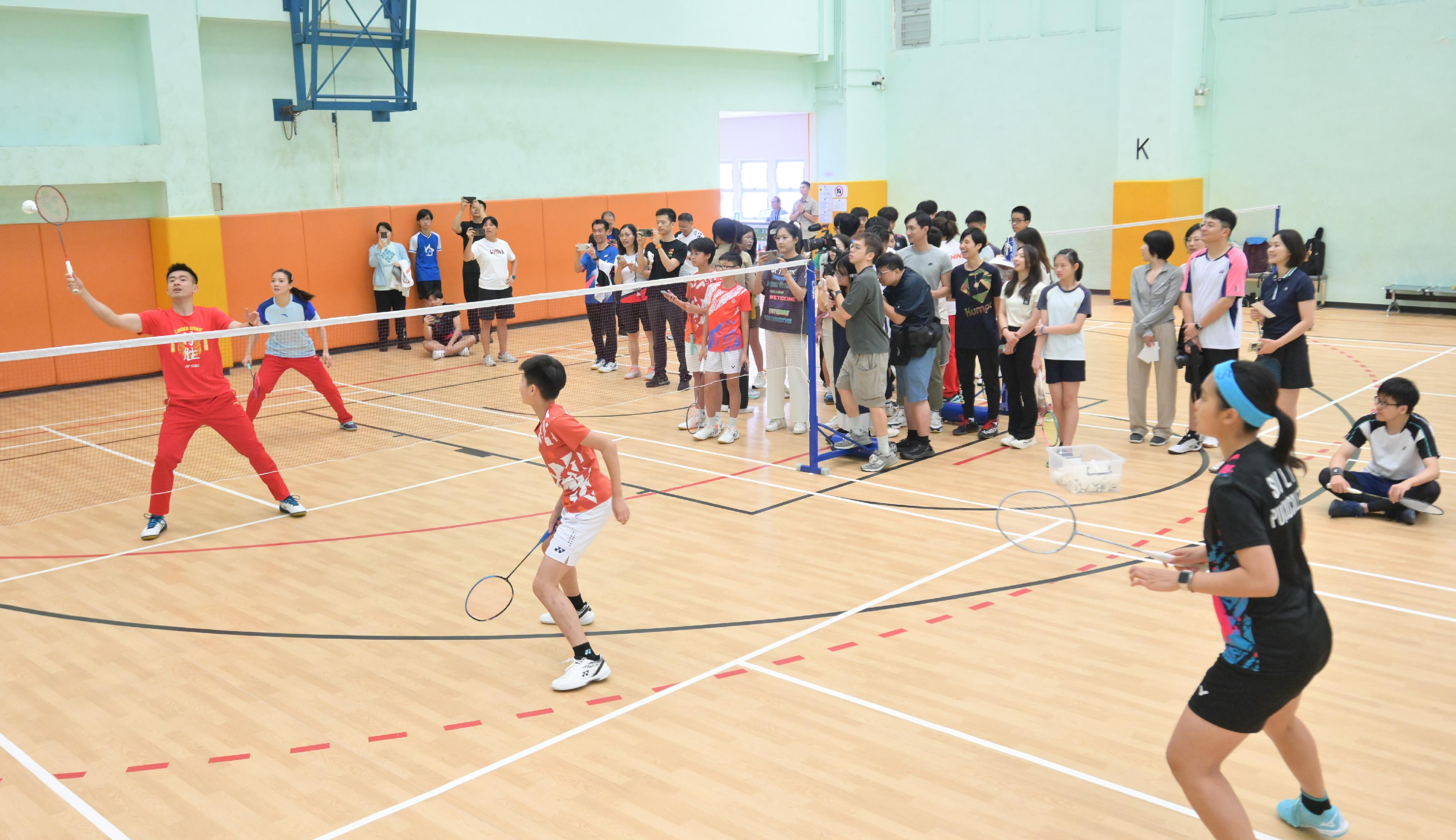 The 2024 Paris Olympic Games Mainland Olympians delegation continued their visit to Hong Kong today (August 30). Photo shows members of the delegation interacting with members of the public at the South China Athletic Association. 