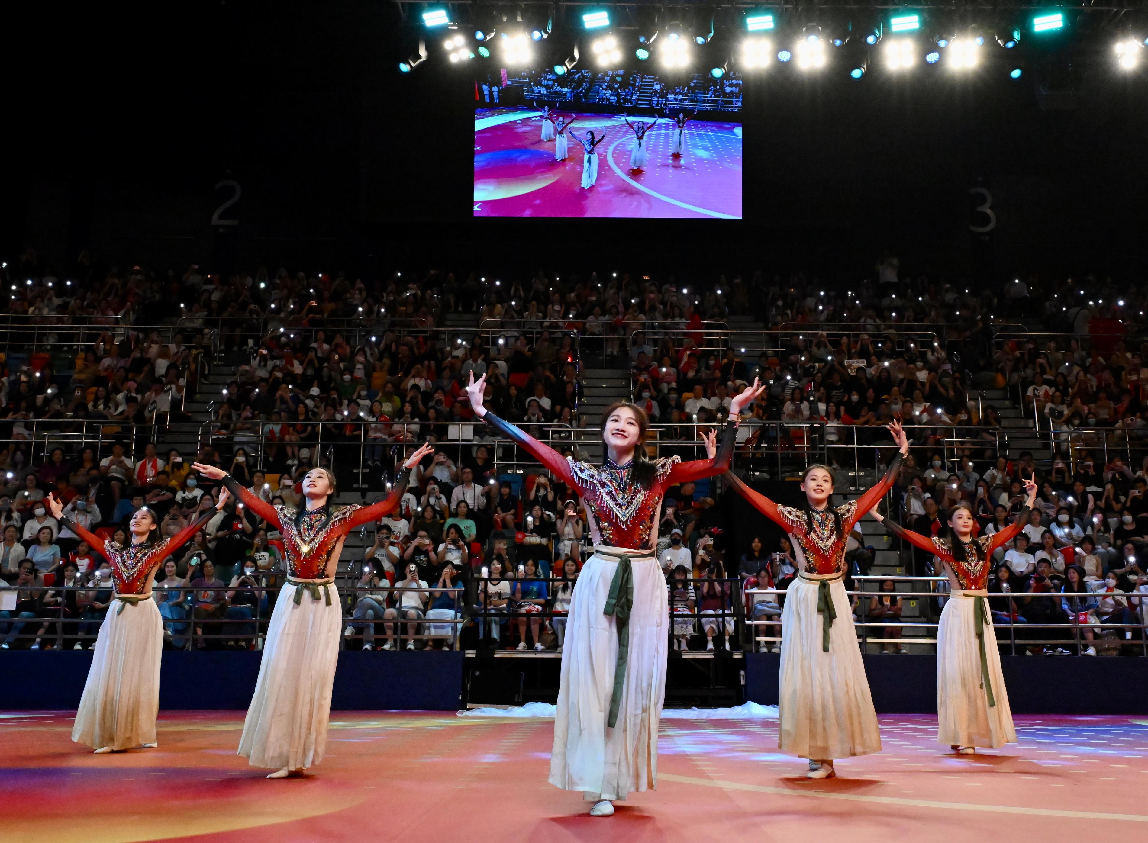 The 2024 Paris Olympic Games Mainland Olympians delegation attended the Mainland Olympians Gala Show at Queen Elizabeth Stadium in Wan Chai tonight (August 30). Photo shows the rhythmic gymnastics athletes of the national team performing spectacular classical dances.