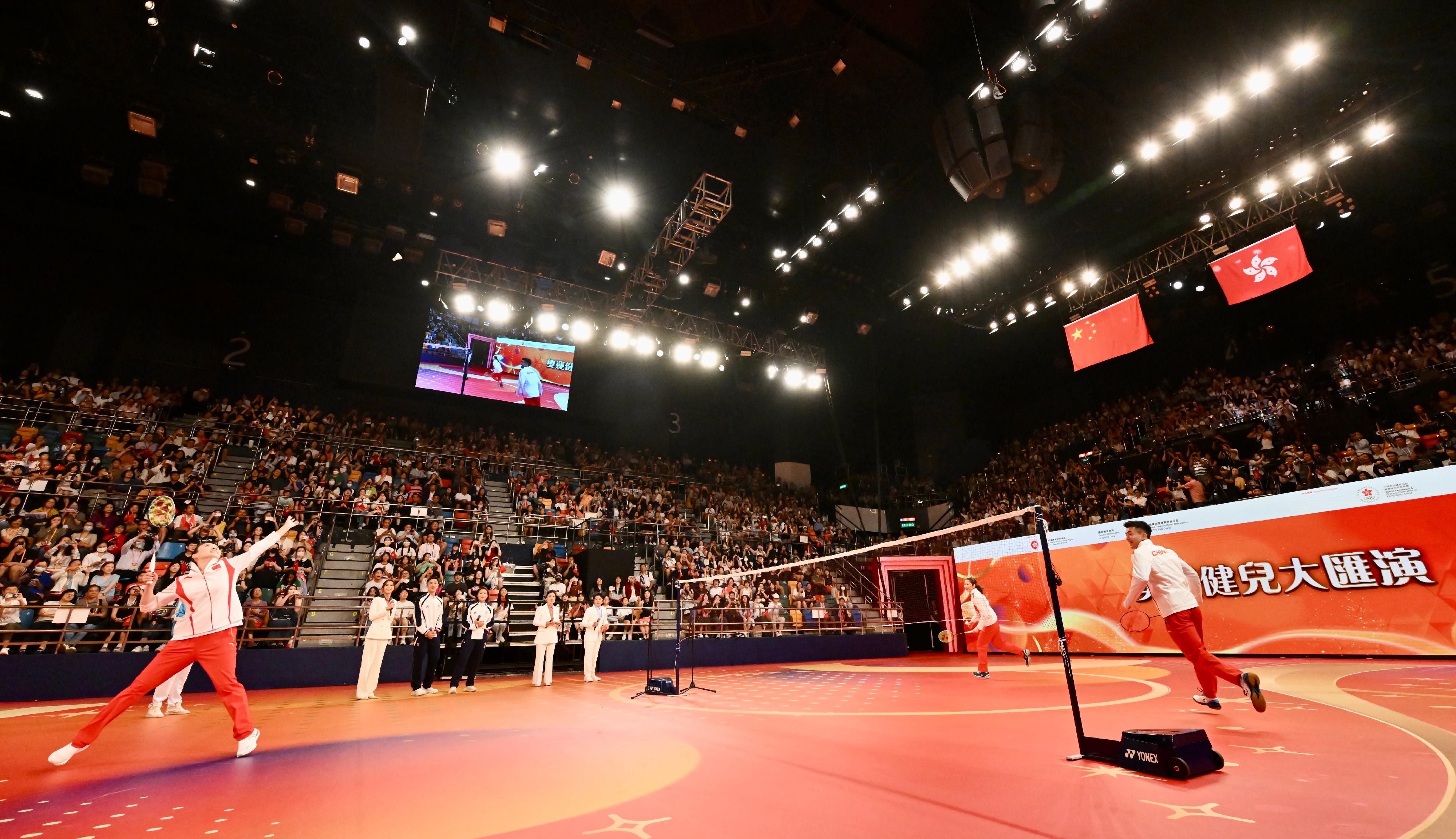 The 2024 Paris Olympic Games Mainland Olympians delegation attended the Mainland Olympians Gala Show at Queen Elizabeth Stadium in Wan Chai tonight (August 30). Photo shows the badminton athletes of the national team taking part in a skill contest.