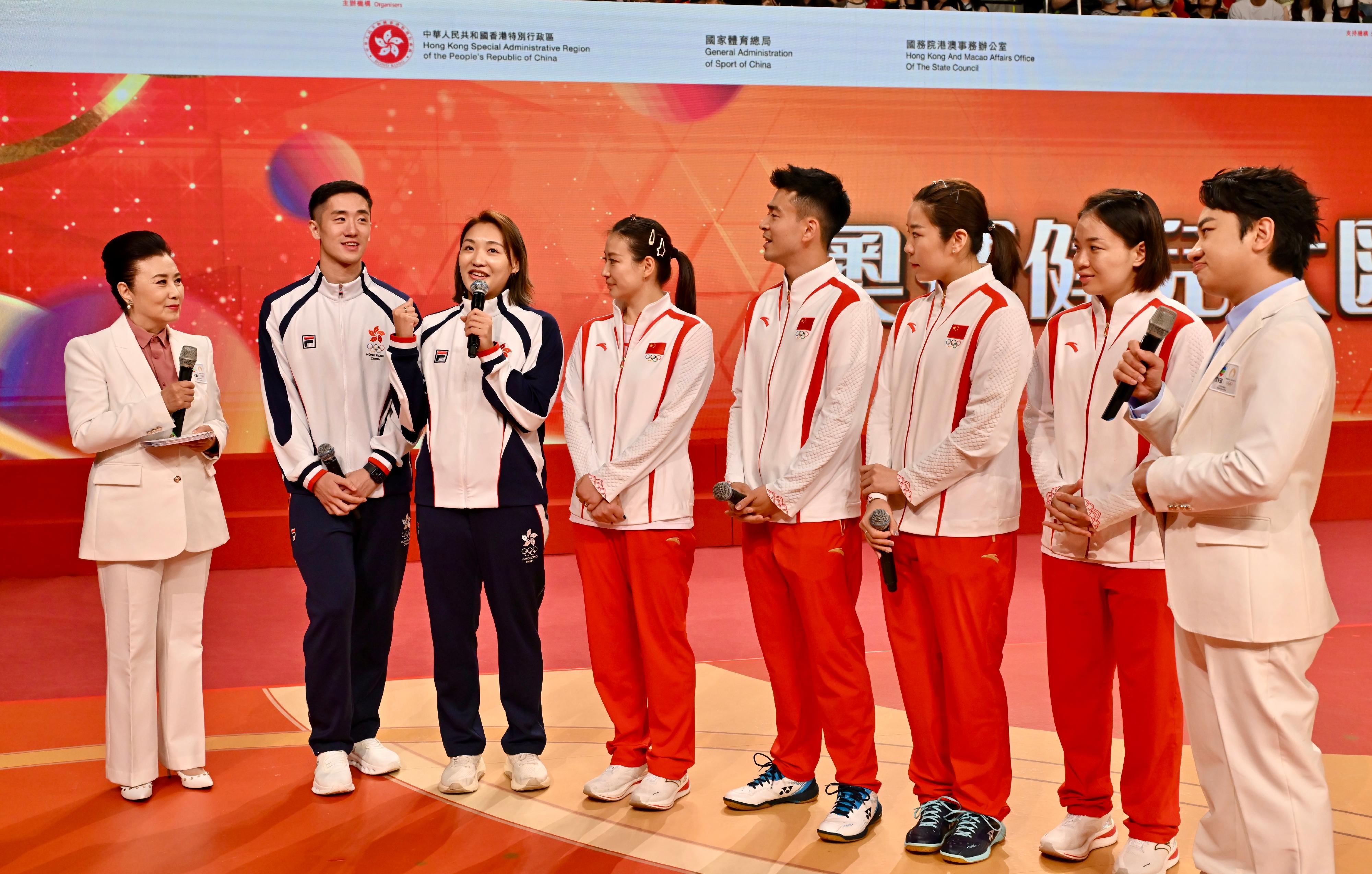 The 2024 Paris Olympic Games Mainland Olympians delegation attended the Mainland Olympians Gala Show at Queen Elizabeth Stadium in Wan Chai tonight (August 30). Photo shows the badminton athletes of the national team, Zheng Siwei (fourth right); Huang Yaqiong (fourth left); Chen Qingchen (second right); and Jia Yifan (third right), sharing their competition experience with Hong Kong badminton athletes, Tang Chun-man (second left) and Tse Ying-suet (third left).
