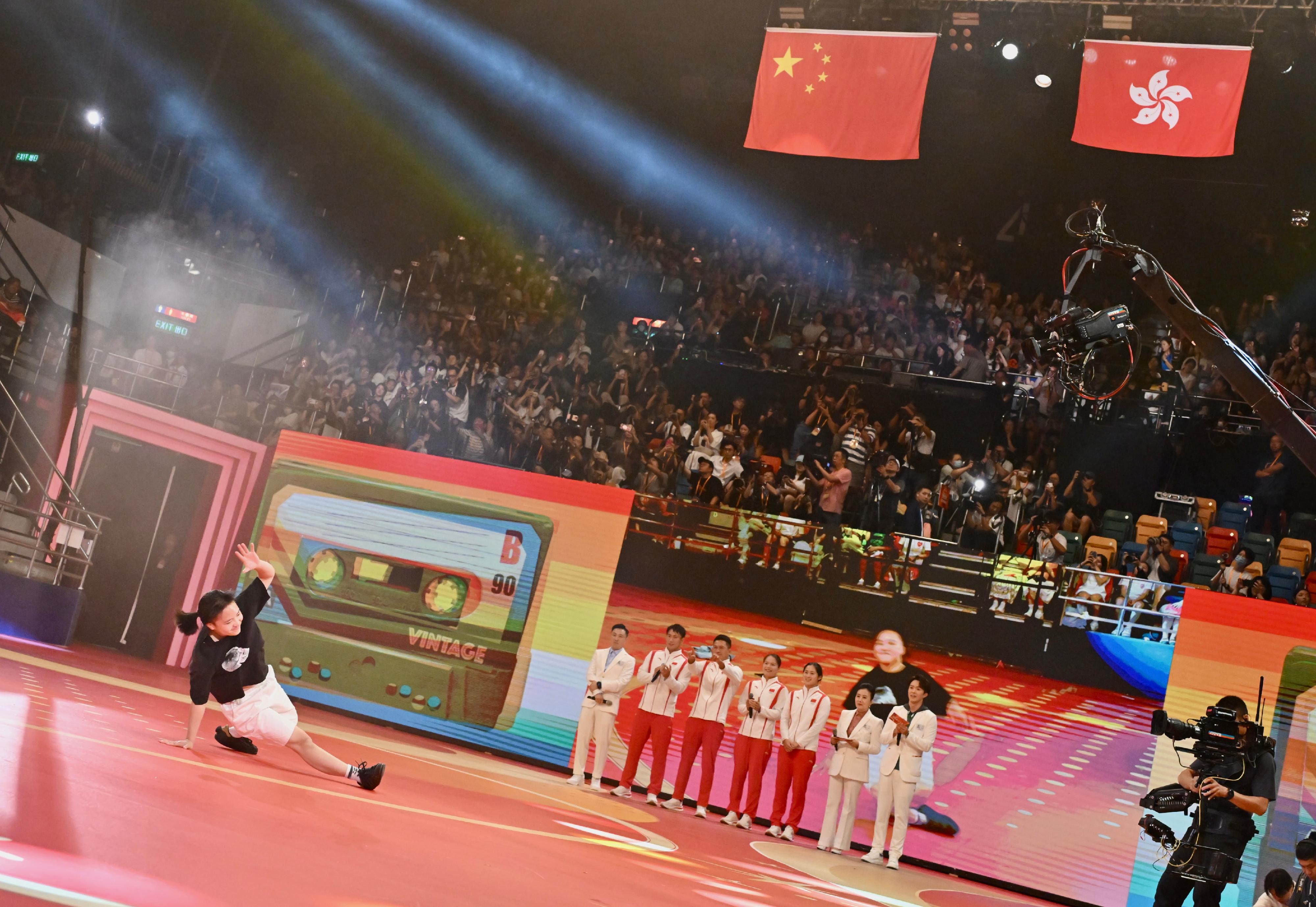 The 2024 Paris Olympic Games Mainland Olympians delegation attended the Mainland Olympians Gala Show at Queen Elizabeth Stadium in Wan Chai tonight (August 30). Photos shows the breaking athlete of the national team, Liu Qingyi giving sports demonstration.
