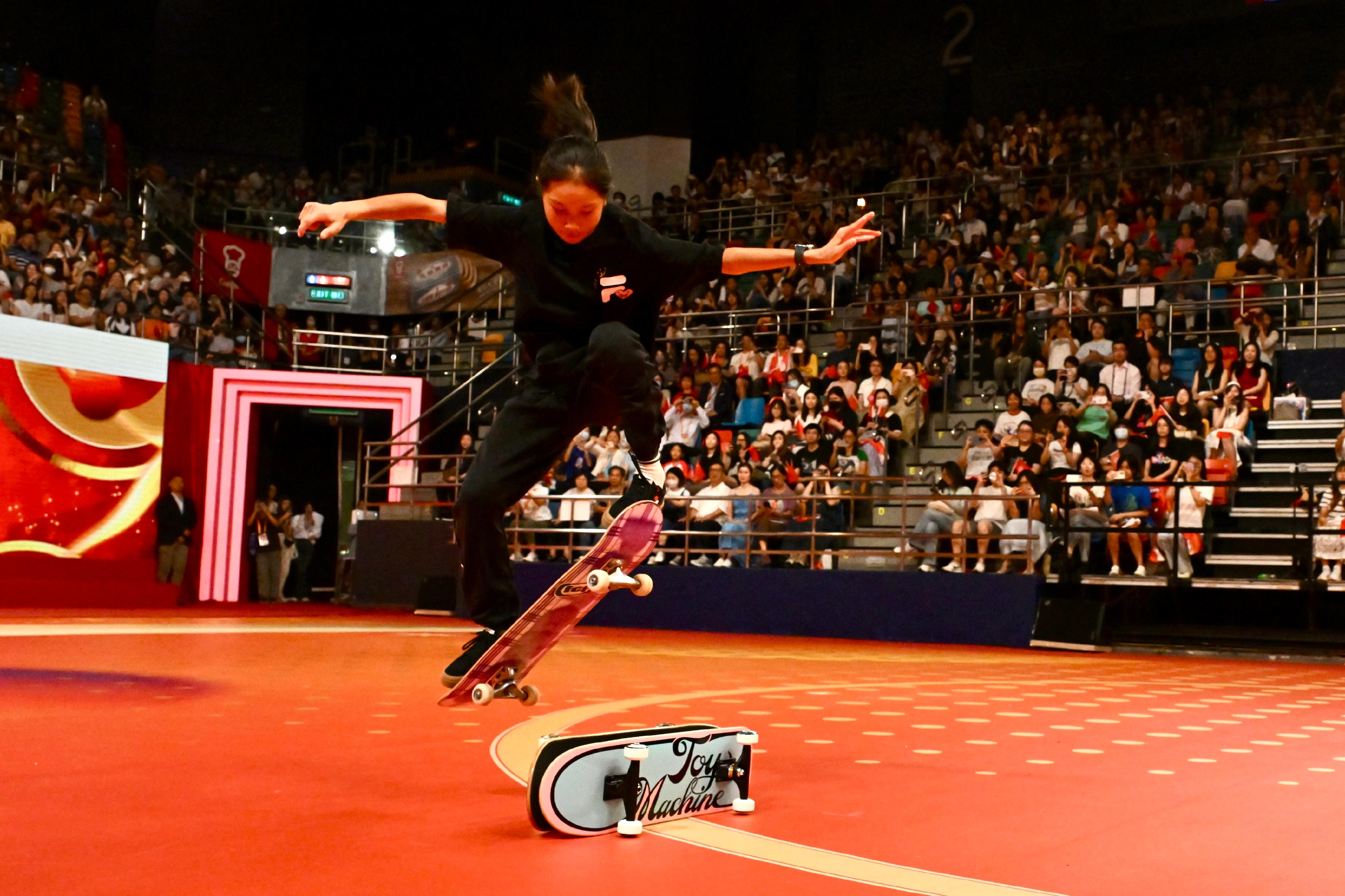 The 2024 Paris Olympic Games Mainland Olympians delegation attended the Mainland Olympians Gala Show at Queen Elizabeth Stadium in Wan Chai tonight (August 30). Photos shows the skateboarding athlete of the national team, Cui Chenxi giving sports demonstration.
