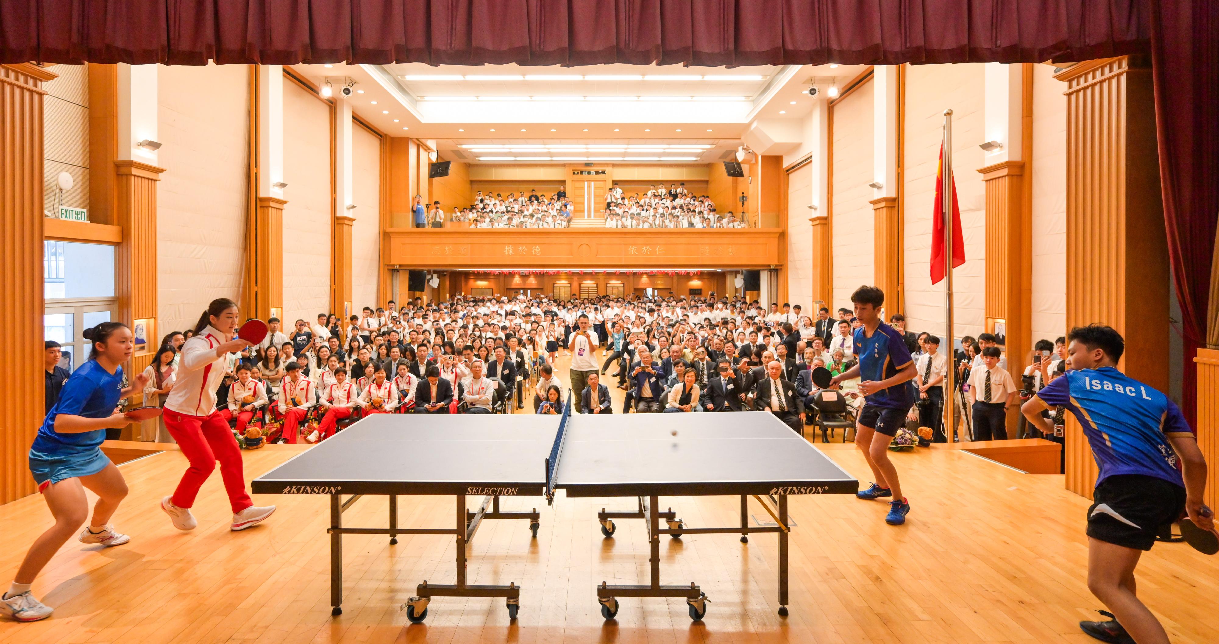 蔡若蓮博士（前排右三）觀看內地乒乓球運動員陳夢（左二）與香港學生切磋乒乓球技。