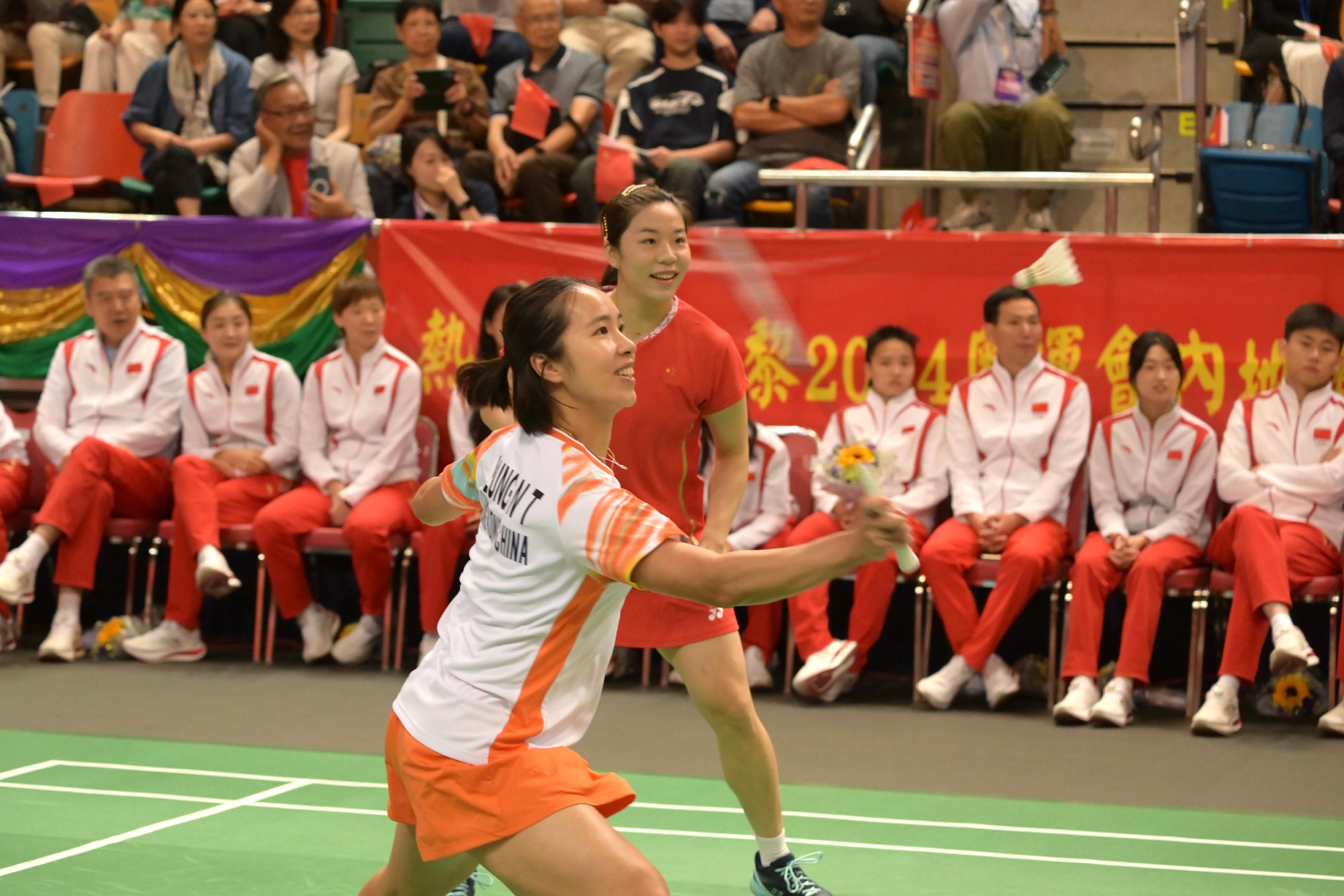 The 2024 Paris Olympic Games Mainland Olympians delegation attended the Sports Demonstrations by Mainland Olympians at Queen Elizabeth Stadium in Wan Chai this morning (August 31). Photo shows the badminton athlete of the national team, Jia Yifan (right) giving sports demonstration with Hong Kong badminton athlete, Yeung Nga-ting (left).