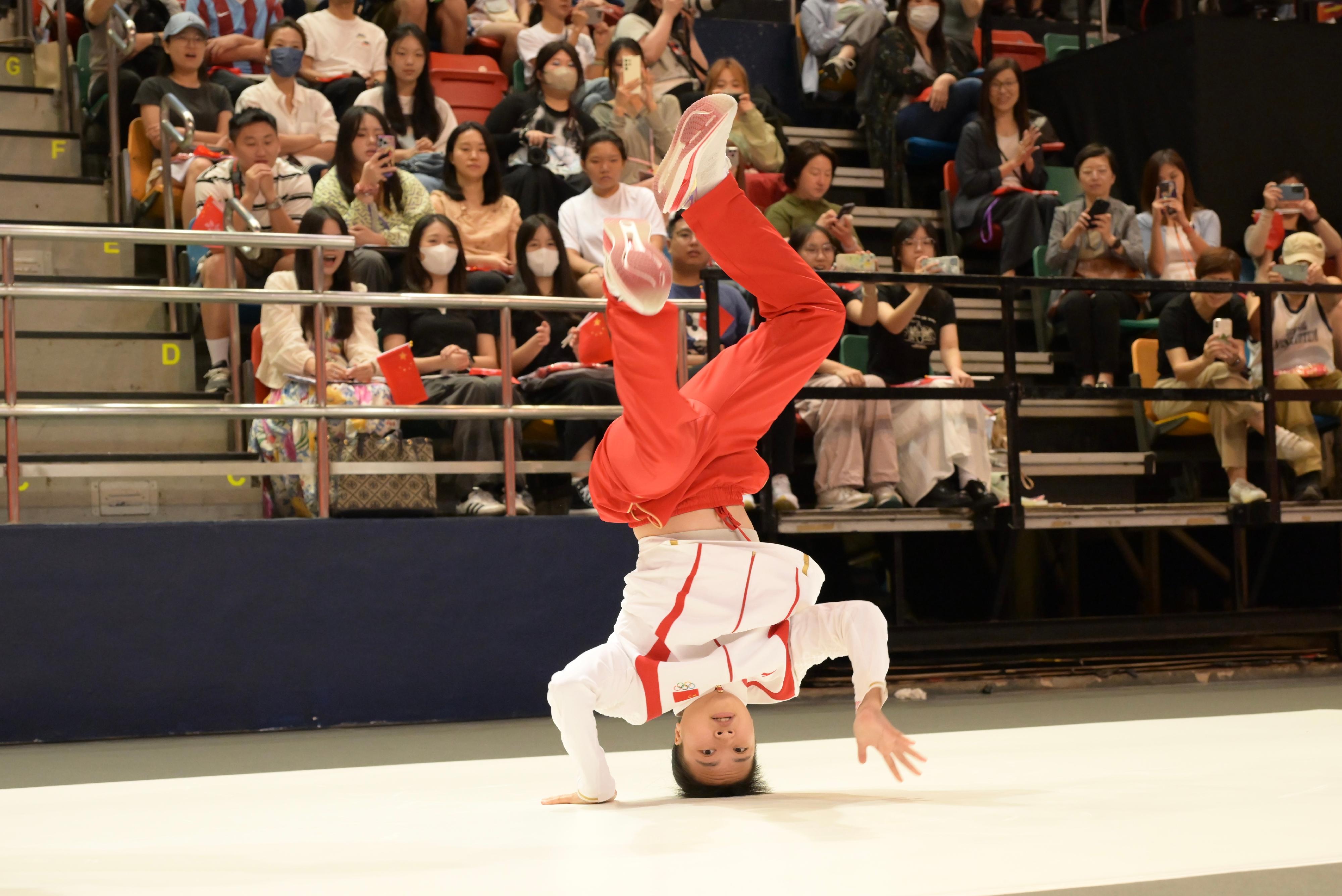 The 2024 Paris Olympic Games Mainland Olympians delegation attended the Sports Demonstrations by Mainland Olympians at Queen Elizabeth Stadium in Wan Chai this morning (August 31). Photo shows the breaking athlete of the national team, Liu Qingyi performing stunning dances.