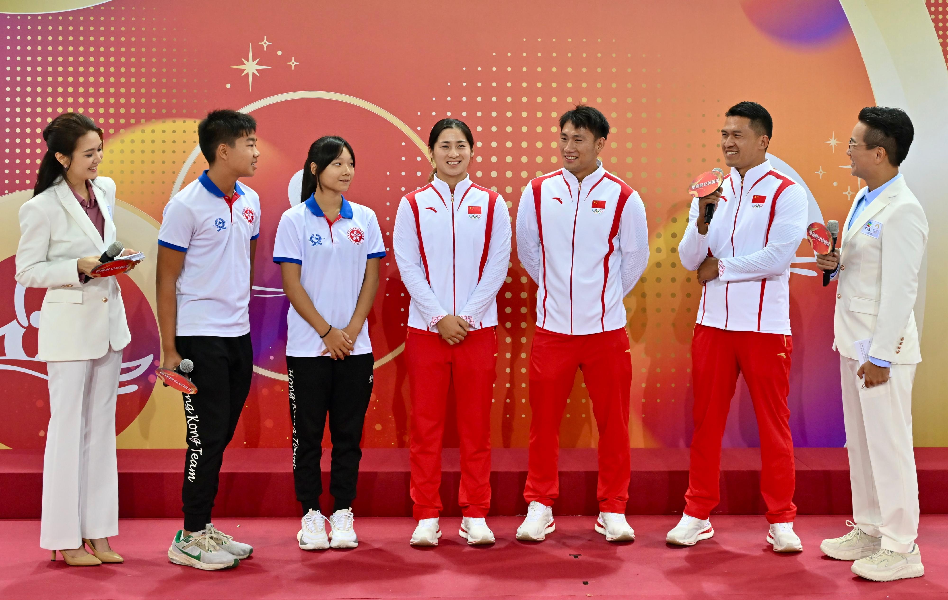 The 2024 Paris Olympic Games Mainland Olympians delegation attended the Sports Demonstrations by Mainland Olympians at Victoria Park Swimming Pool this morning (August 31). Photo shows the canoe athletes of the national team sharing their experiences of participating in Olympics on stage.
