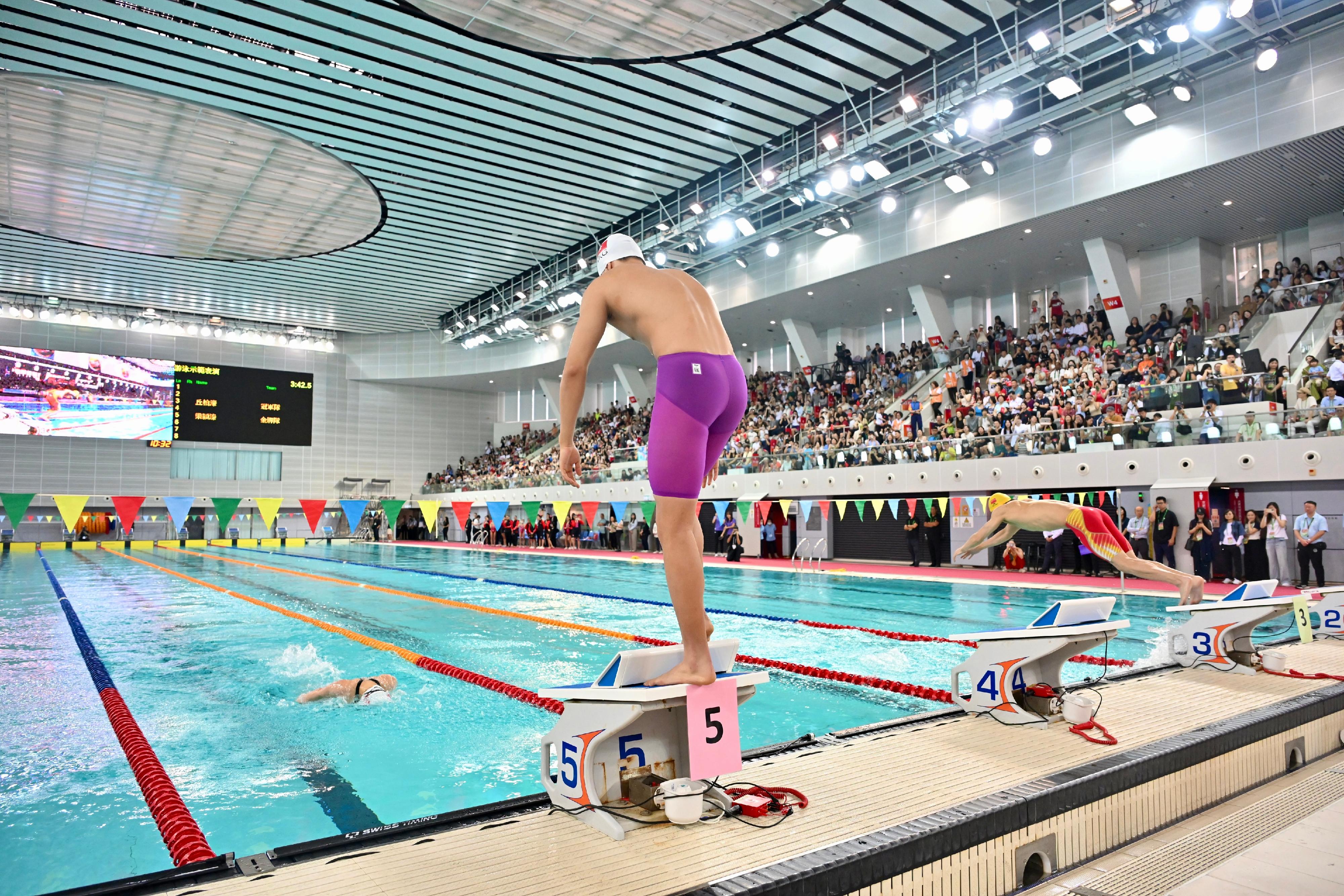 The 2024 Paris Olympic Games Mainland Olympians delegation attended the Sports Demonstrations by Mainland Olympians at Victoria Park Swimming Pool this morning (August 31). Photo shows the swimming athletes of the national team and Hong Kong swimming athletes performing relay in teams.