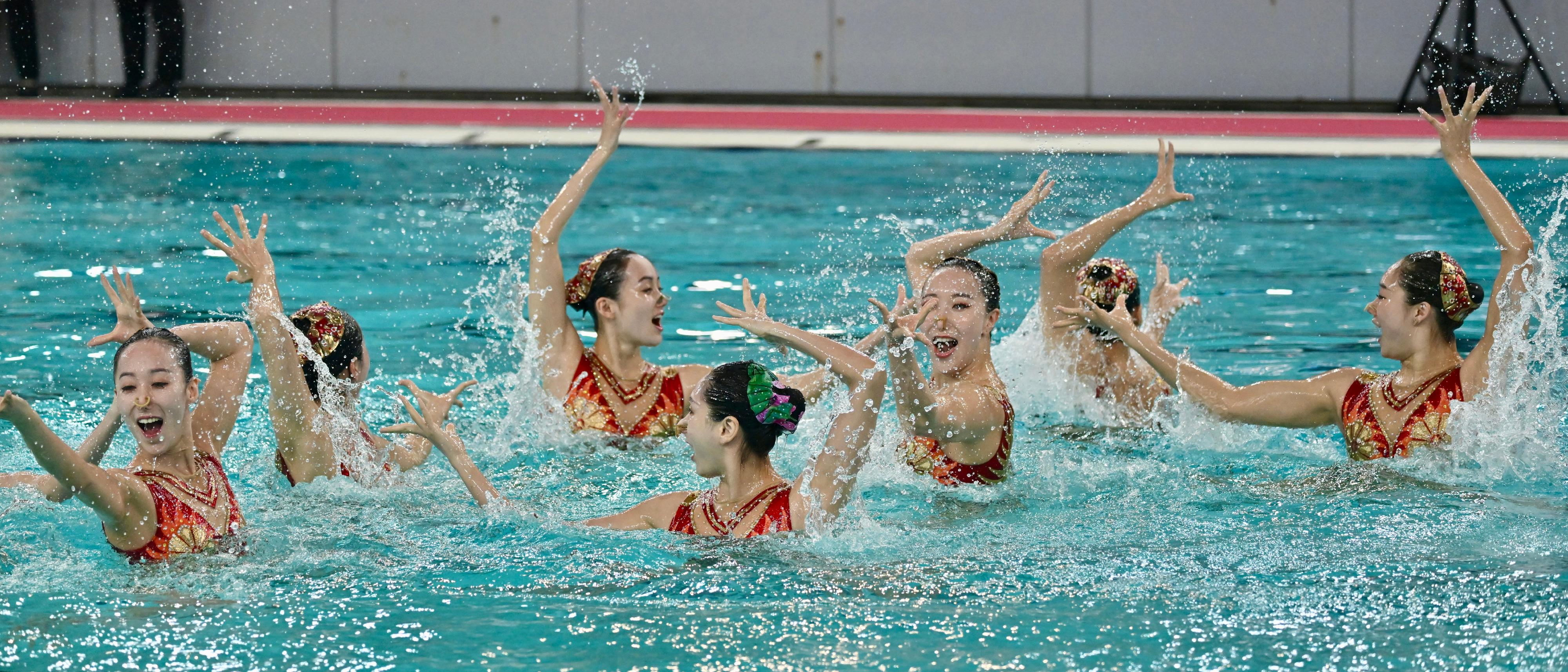 The 2024 Paris Olympic Games Mainland Olympians delegation attended the Sports Demonstrations by Mainland Olympians at Victoria Park Swimming Pool this morning (August 31). Photo shows the synchronised swimming athletes of the national team dancing gracefully in the water.