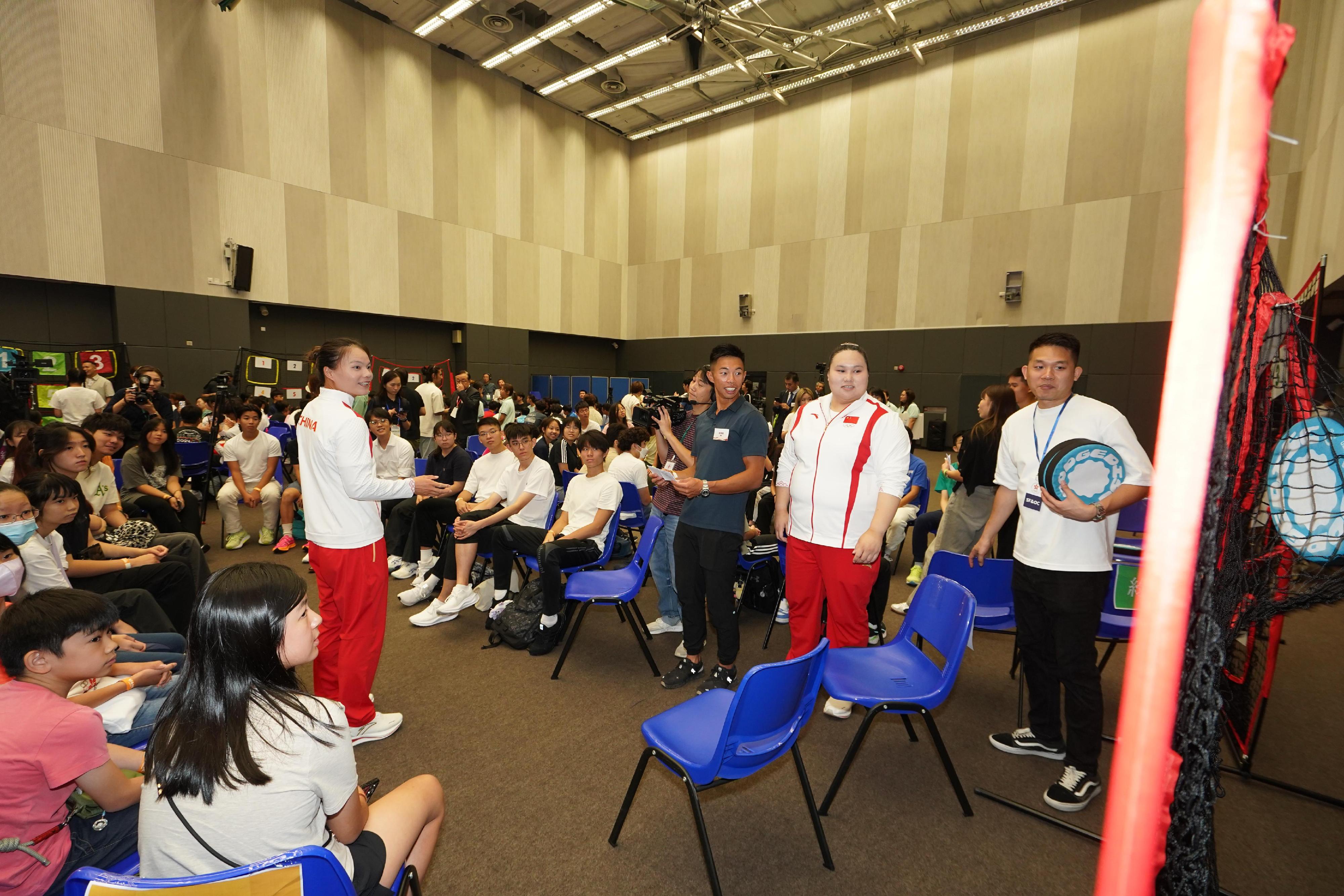 The 2024 Paris Olympic Games Mainland Olympians delegation continued the visit in Hong Kong today (August 31). Photo shows members of the delegation visiting the Hong Kong Metropolitan University and interacting with youths.