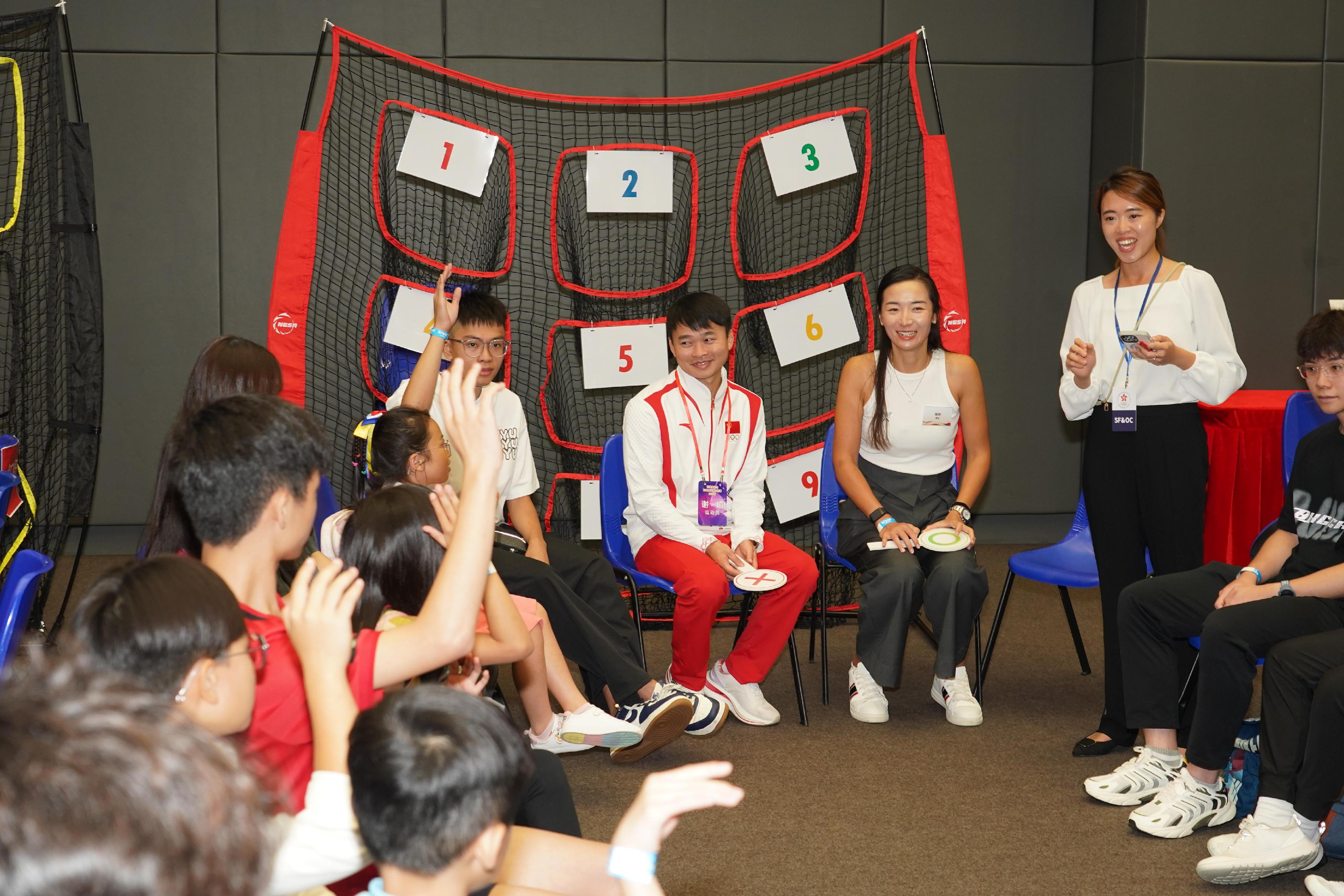 The 2024 Paris Olympic Games Mainland Olympians delegation continued the visit in Hong Kong today (August 31). Photo shows members of the delegation visiting the Hong Kong Metropolitan University and interacting with youths.