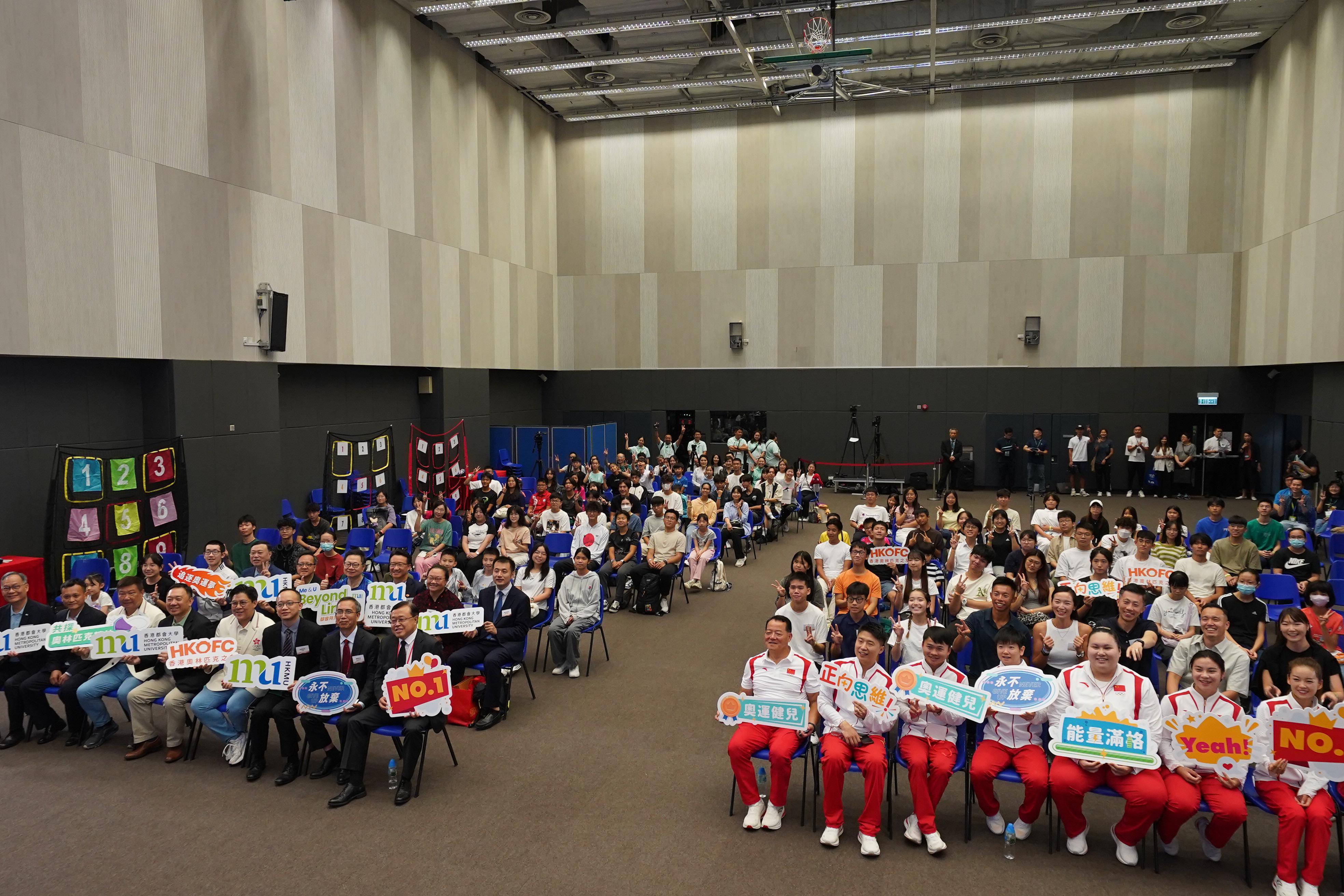 The 2024 Paris Olympic Games Mainland Olympians delegation continued the visit in Hong Kong today (August 31). Photo shows members of the delegation visiting the Hong Kong Metropolitan University and interacting with youths.