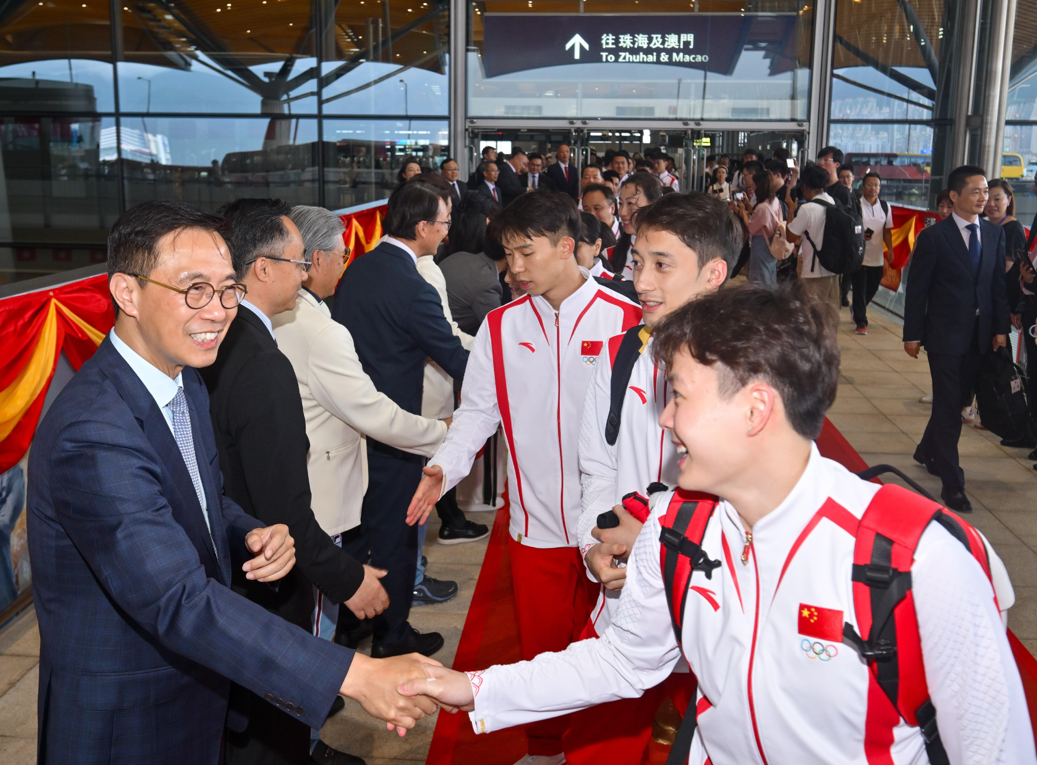 The 2024 Paris Olympic Games Mainland Olympians delegation today (August 31) concluded the visit in Hong Kong. Photo shows the Secretary for Culture, Sports and Tourism, Mr Kevin Yeung (first left), seeing the delegation off.