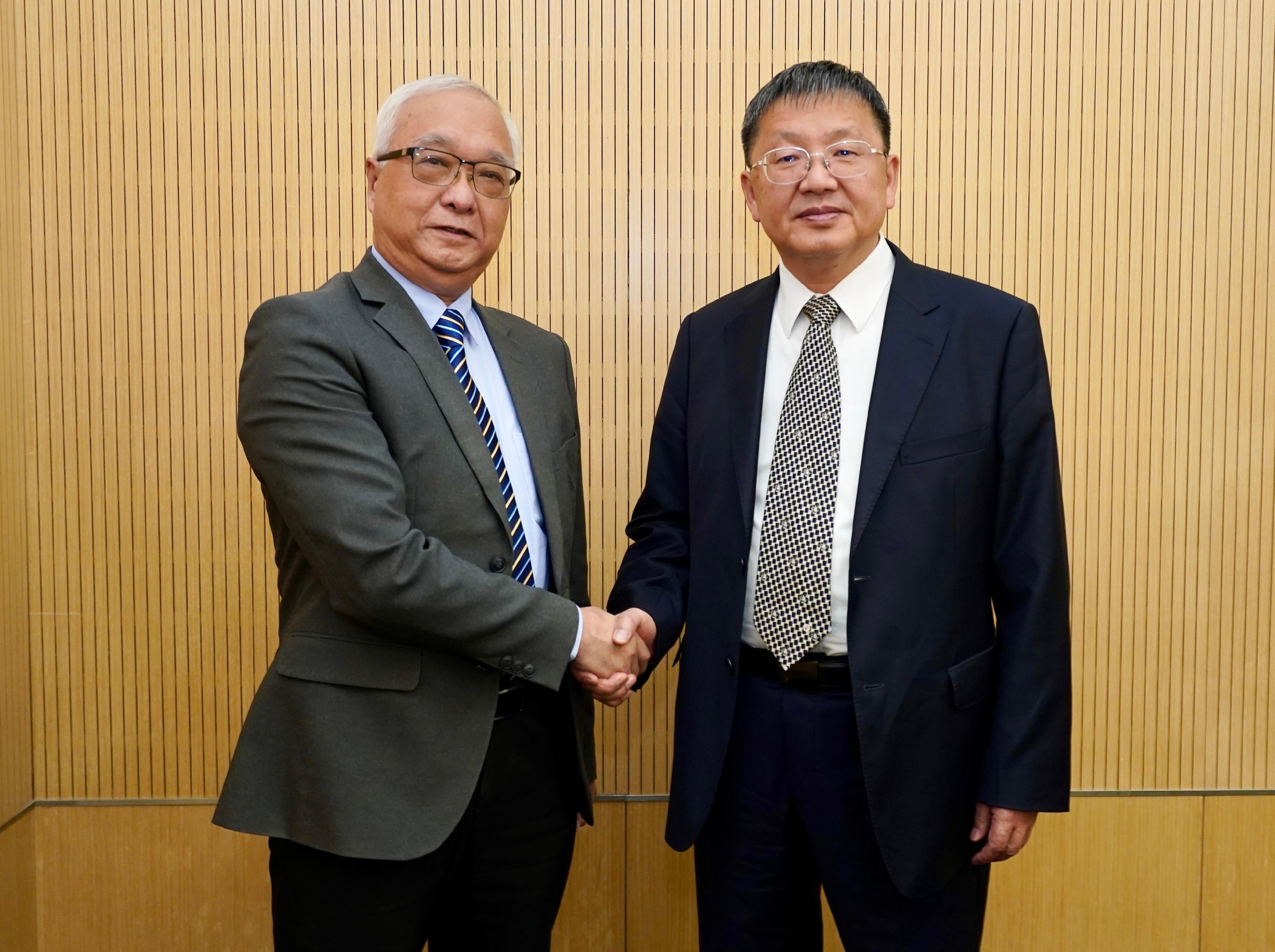 The Secretary for Environment and Ecology, Mr Tse Chin-wan (left), welcomes a delegation led by the Administrator of the National Energy Administration, Mr Zhang Jianhua (right), to Hong Kong at the Central Government Offices today (August 31).