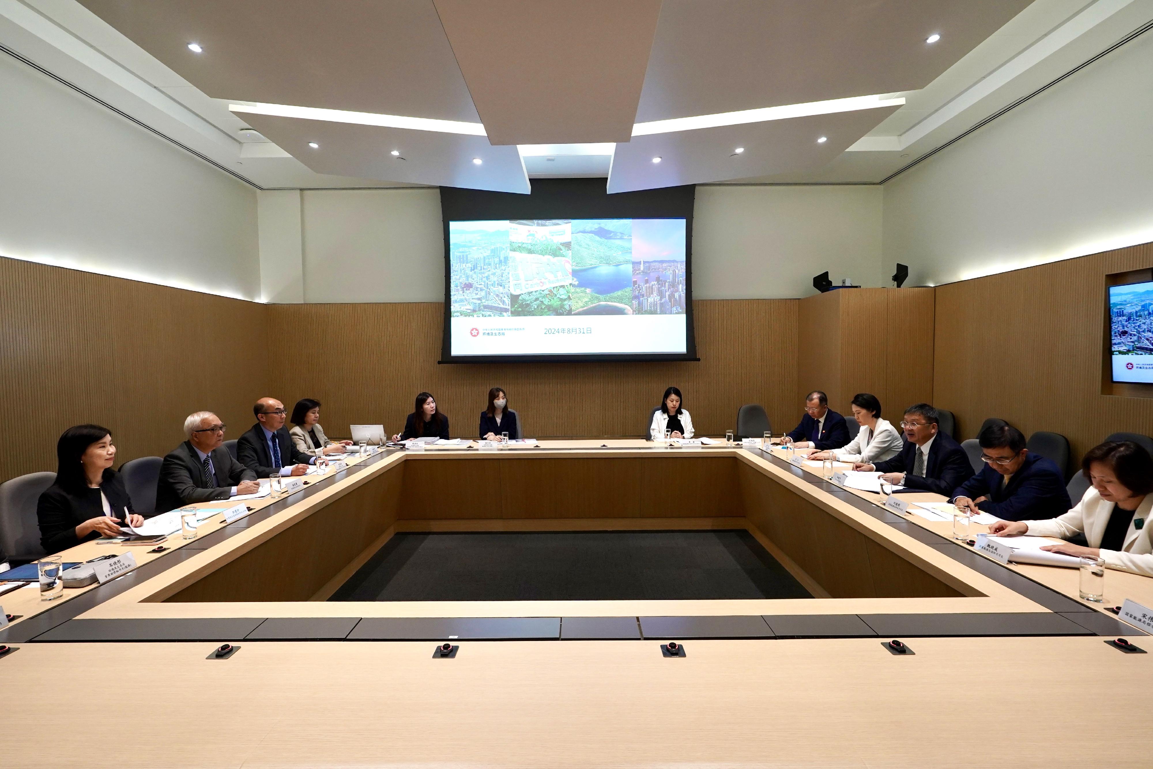 The Secretary for Environment and Ecology, Mr Tse Chin-wan (second left), meets with the Administrator of the National Energy Administration, Mr Zhang Jianhua (third right) today (August 31). The two sides held an exchange meeting to share and communicate on deepening co-operation in the energy field and green development.