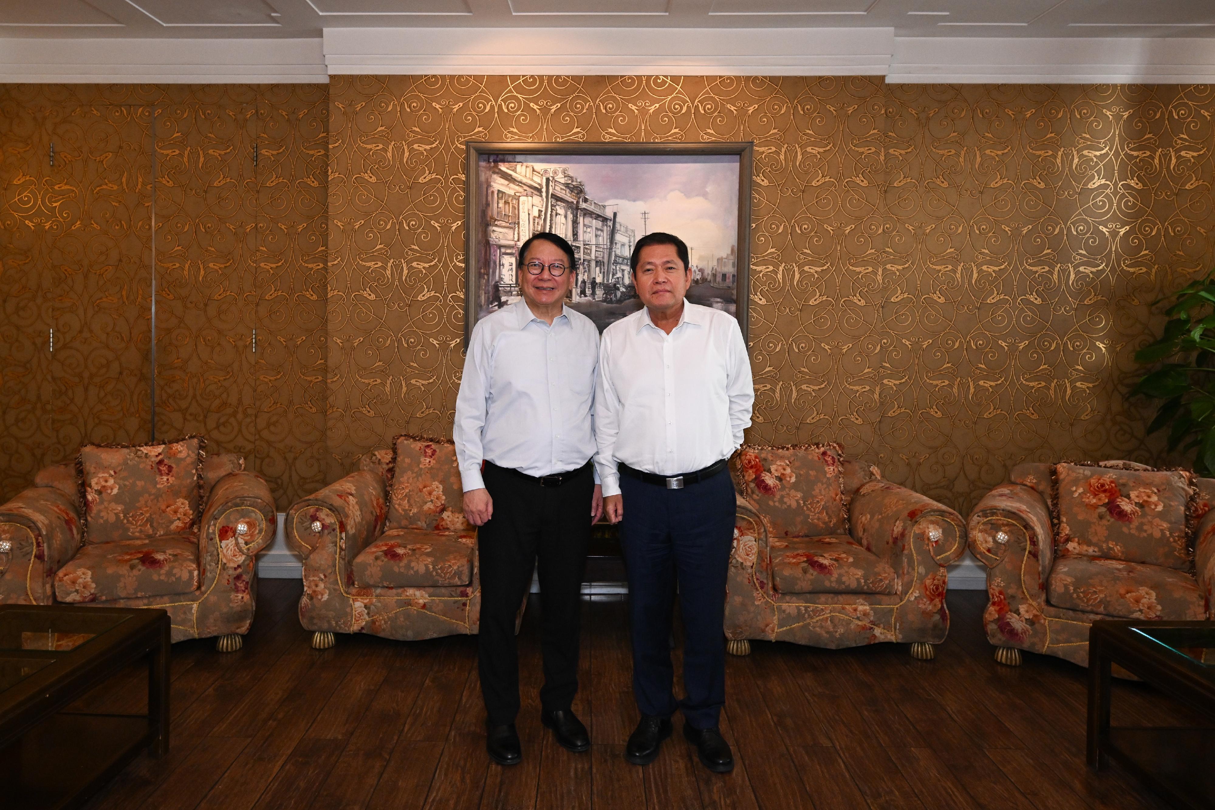 The Chief Secretary for Administration, Mr Chan Kwok-ki, continued his visit to Harbin today (August 31). Photo shows Mr Chan (left) meeting with the Director-General of the Hong Kong and Macao Affairs Office of the People's Government of Heilongjiang Province, Mr Wu Wenge (right).