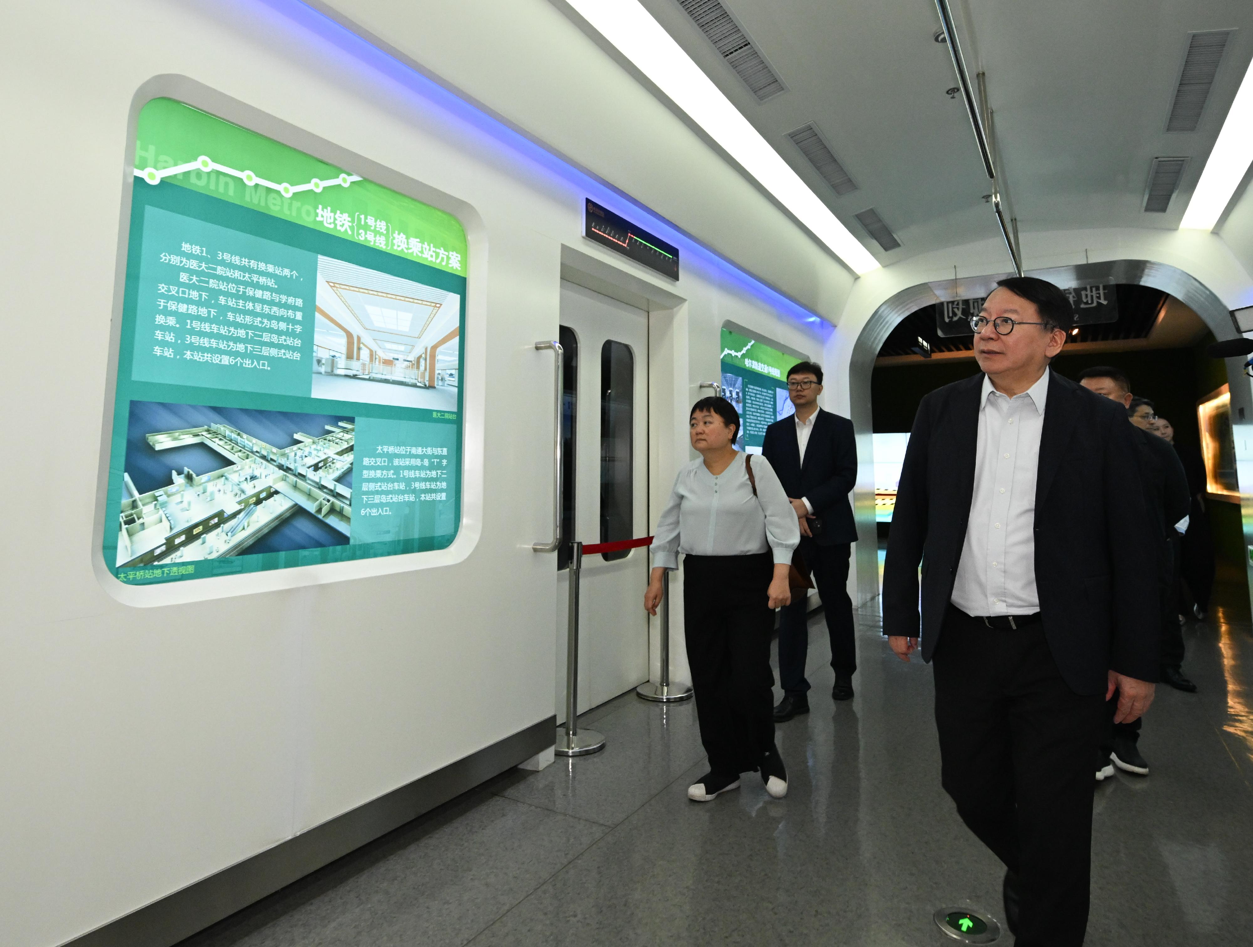 The Chief Secretary for Administration, Mr Chan Kwok-ki, continued his visit to Harbin today (August 31). Photo shows Mr Chan (first right) visiting the Harbin Planning Exhibition Hall to learn about the latest situation of the local economic development, city development and social planning. 