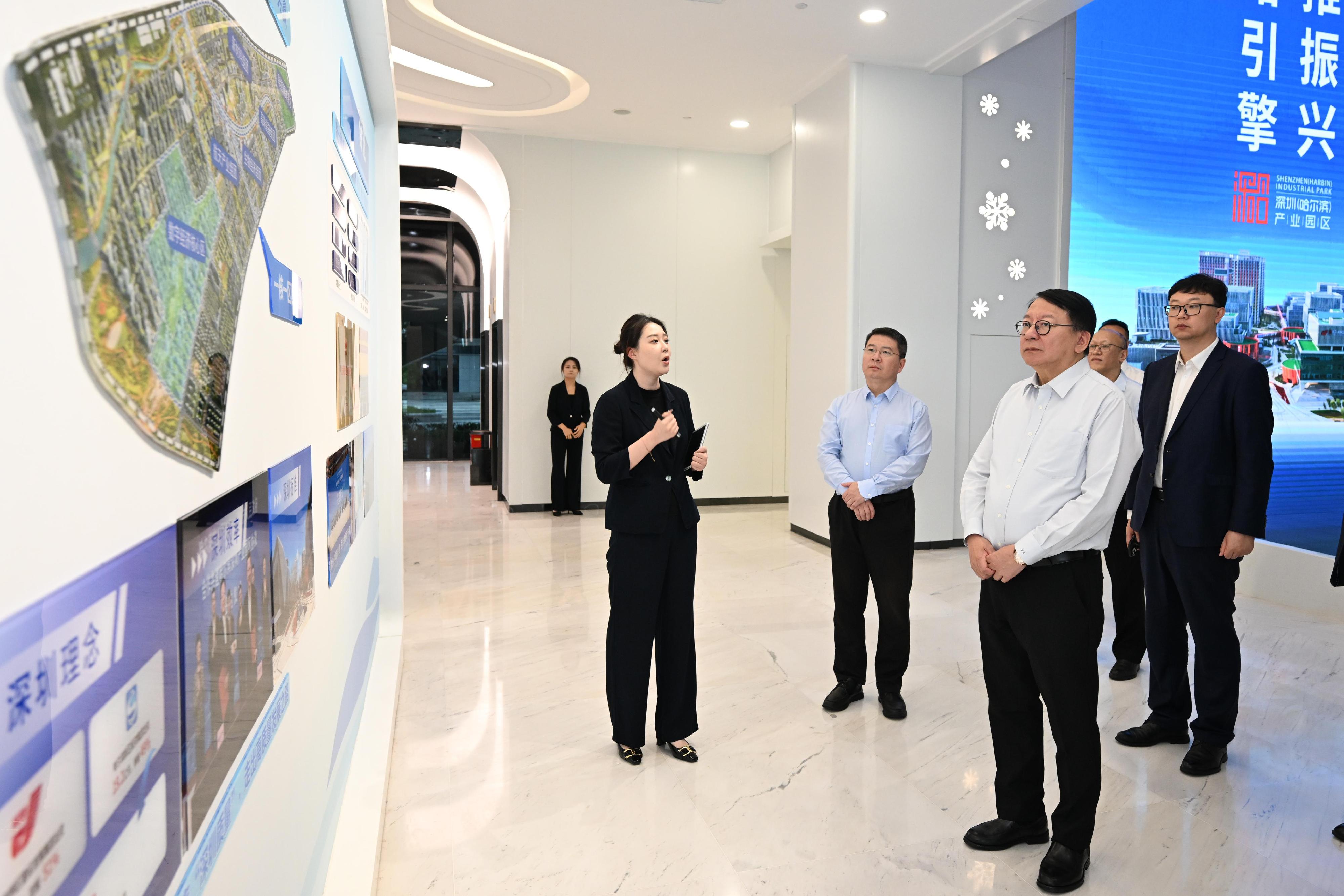 The Chief Secretary for Administration, Mr Chan Kwok-ki, continued his visit to Harbin today (September 1). Photo shows Mr Chan (third right) visiting the Shenzhen (Harbin) Industrial Park to learn about the latest local developments in digital economy, high-end equipment manufacturing, bioeconomy and new materials industry.
