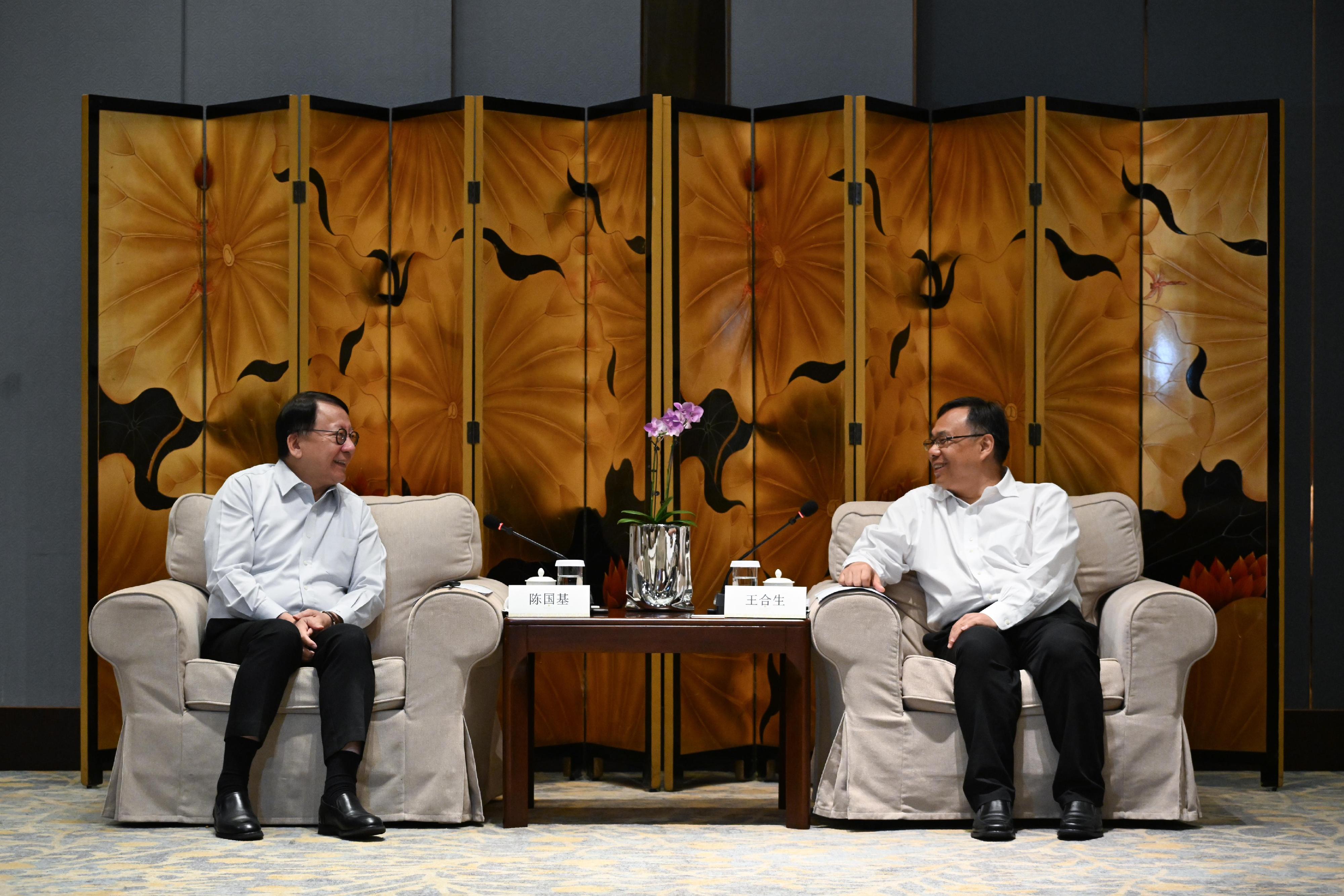 The Chief Secretary for Administration, Mr Chan Kwok-ki, continued his visit to Harbin today (September 1). Photo shows Mr Chan (left) meeting with the Mayor of the Harbin Municipal People's Government, Mr Wang Hesheng (right).