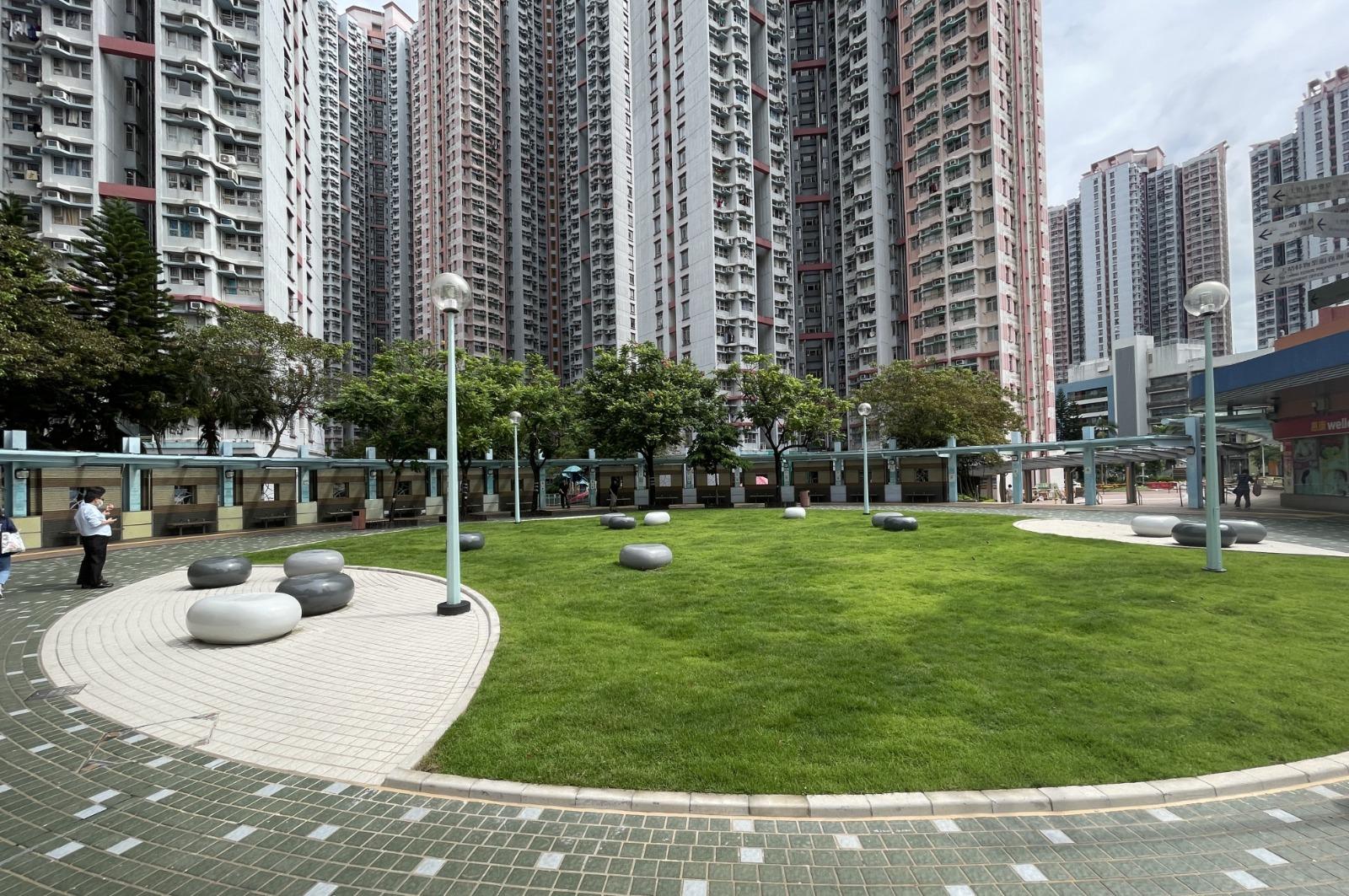 The Housing Bureau and the Hong Kong Housing Authority today (September 2) announced the launch of a resident-oriented "Well-being design" guide, which will serve as a reference for the future design of new public housing estates and the improvement works of existing estates. The Housing Department also dedicated time and regular resources to carry out landscaping improvement works for 20 housing estates in 2023/24. Photo shows Tin Ching Estate with landscaping improvement works completed. 