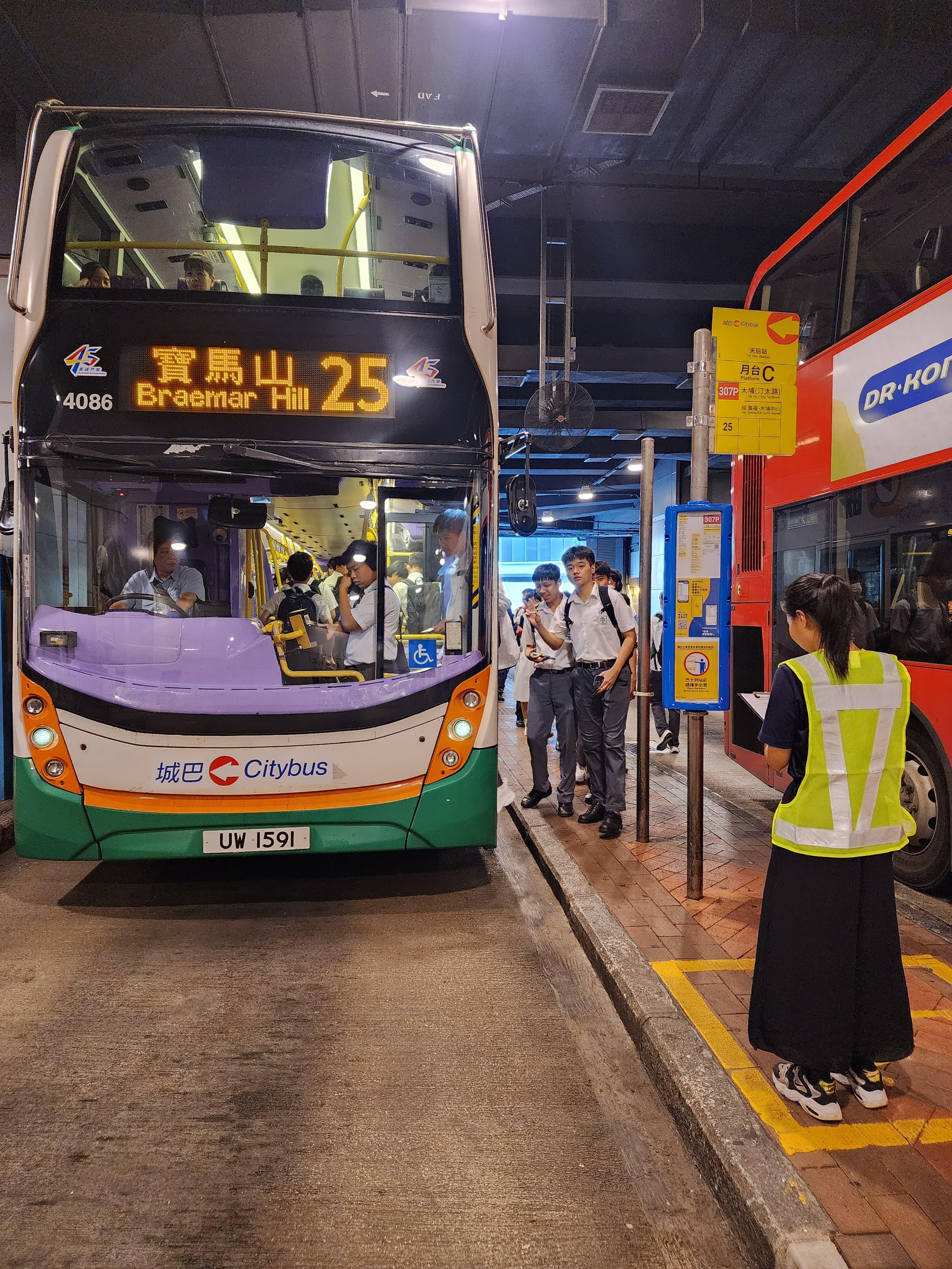 运输署今日（九月二日）派出约110名人员，实地监察开学日港九新界主要公共运输交汇处、铁路站、学校区、口岸和隧道等交通情况，实时向紧急事故交通协调中心汇报。图示人员（右一）在天后站公共运输交汇处监察交通情况。