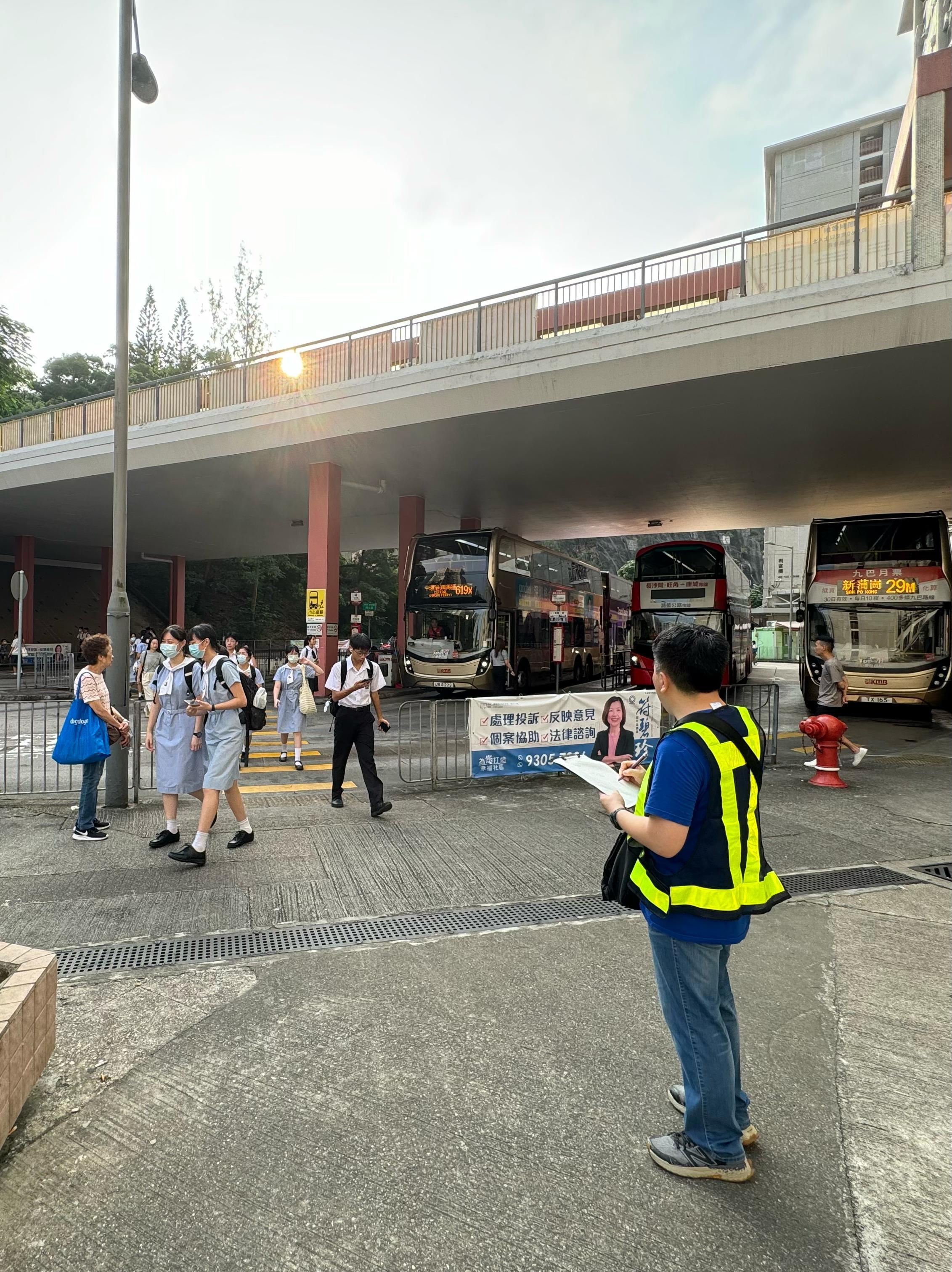 运输署今日（九月二日）派出约110名人员，实地监察开学日港九新界主要公共运输交汇处、铁路站、学校区、口岸和隧道等交通情况，实时向紧急事故交通协调中心汇报。图示人员（前）在观塘顺利邨学校区监察交通情况。