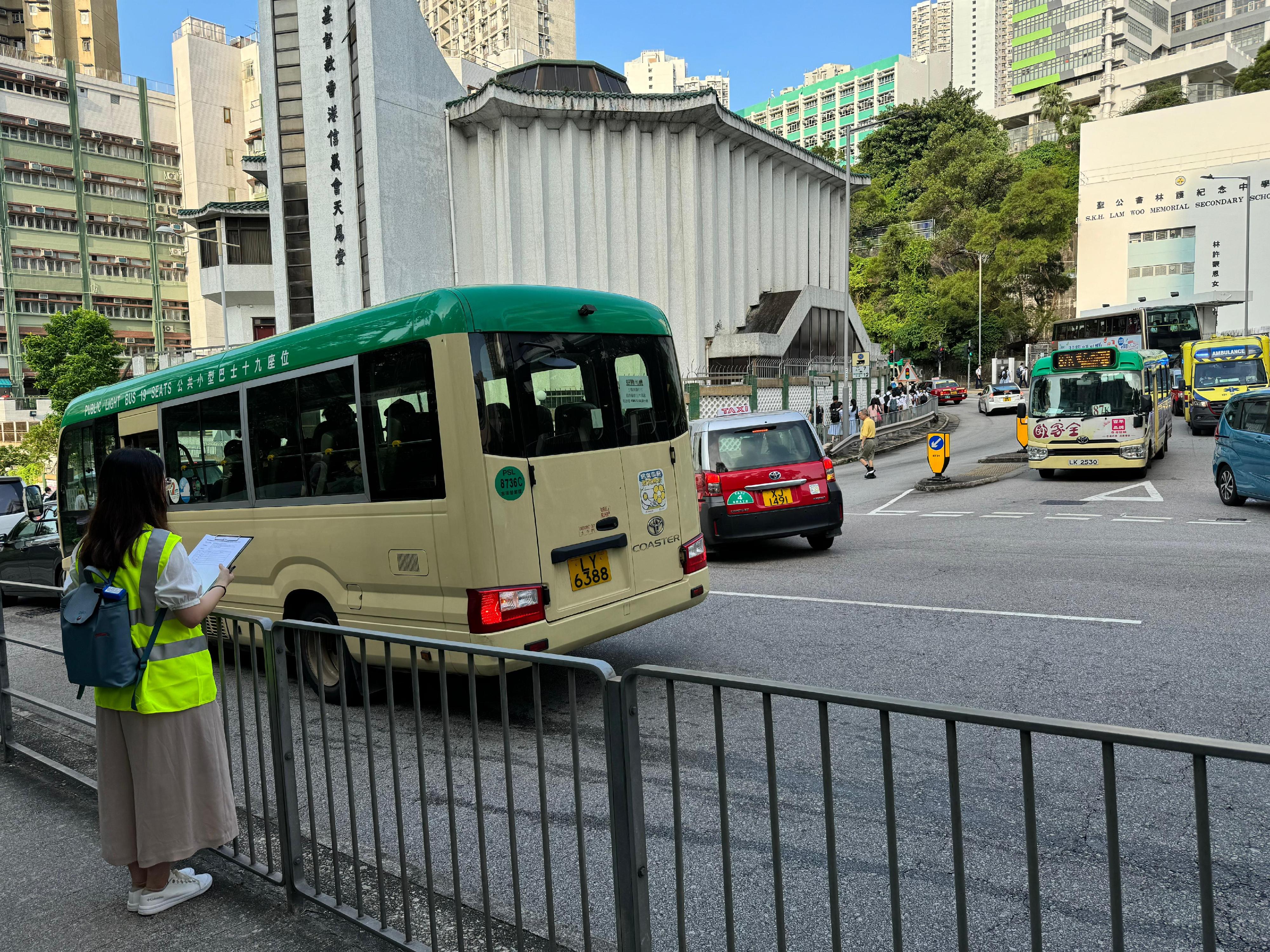 运输署今日（九月二日）派出约110名人员，实地监察开学日港九新界主要公共运输交汇处、铁路站、学校区、口岸和隧道等交通情况，实时向紧急事故交通协调中心汇报。图示人员（左）在葵涌葵盛围学校区监察交通情况。