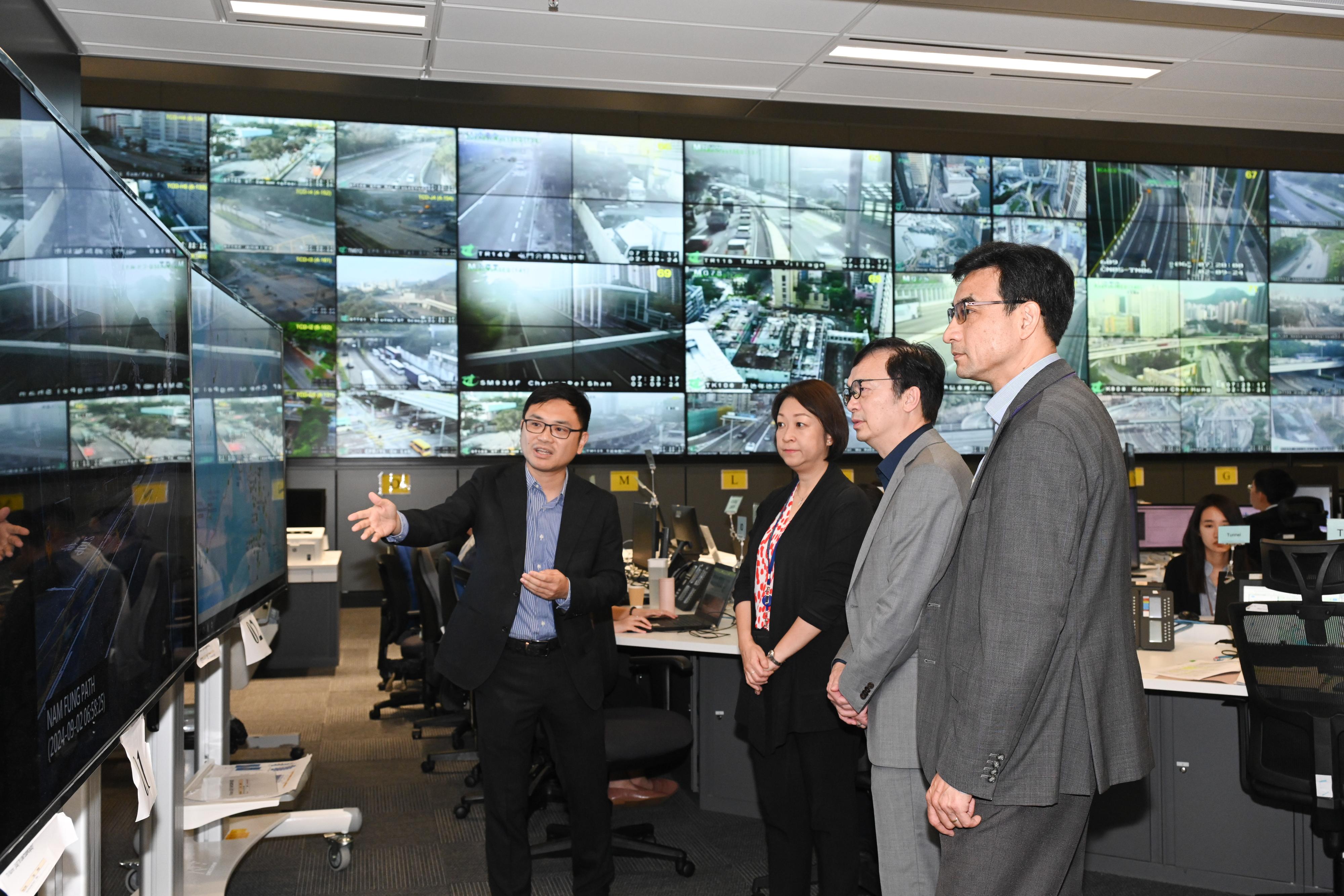 The Emergency Transport Co-ordination Centre (ETCC) of the Transport Department (TD) has been escalated to the Joint Steering Mode Operation, the highest tier, today (September 2) to monitor the traffic and public transport services on the first school day. Photo shows the Acting Secretary for Transport and Logistics, Mr Liu Chun-san (second right), accompanied by the Commissioner for Transport, Ms Angela Lee (second left), and the Deputy Commissioner for Transport/Planning and Technical Services, Mr Patrick Ho (first right), being briefed on the TD's co-ordination and monitoring work in collaboration with the Police and public transport operators on his visit to the ETCC this morning.