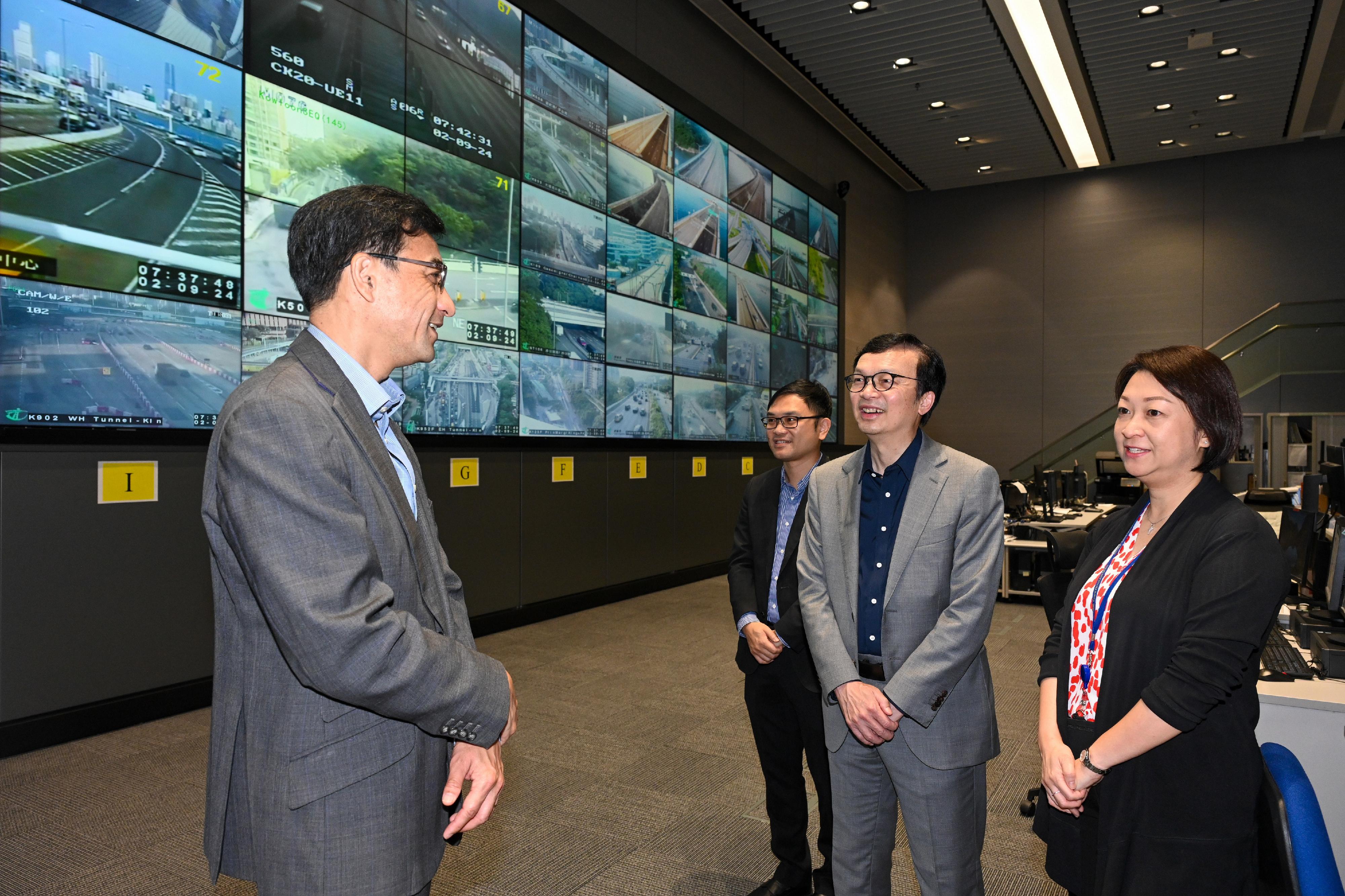 The Emergency Transport Co-ordination Centre (ETCC) of the Transport Department has been escalated to the Joint Steering Mode Operation, the highest tier, today (September 2) to monitor the traffic and public transport services on the first school day. Photo shows the Acting Secretary for Transport and Logistics, Mr Liu Chun-san (second right), accompanied by the Commissioner for Transport, Ms Angela Lee (first right), and the Deputy Commissioner for Transport/Planning and Technical Services, Mr Patrick Ho (first left), observing the real-time traffic conditions of various districts at the ETCC.